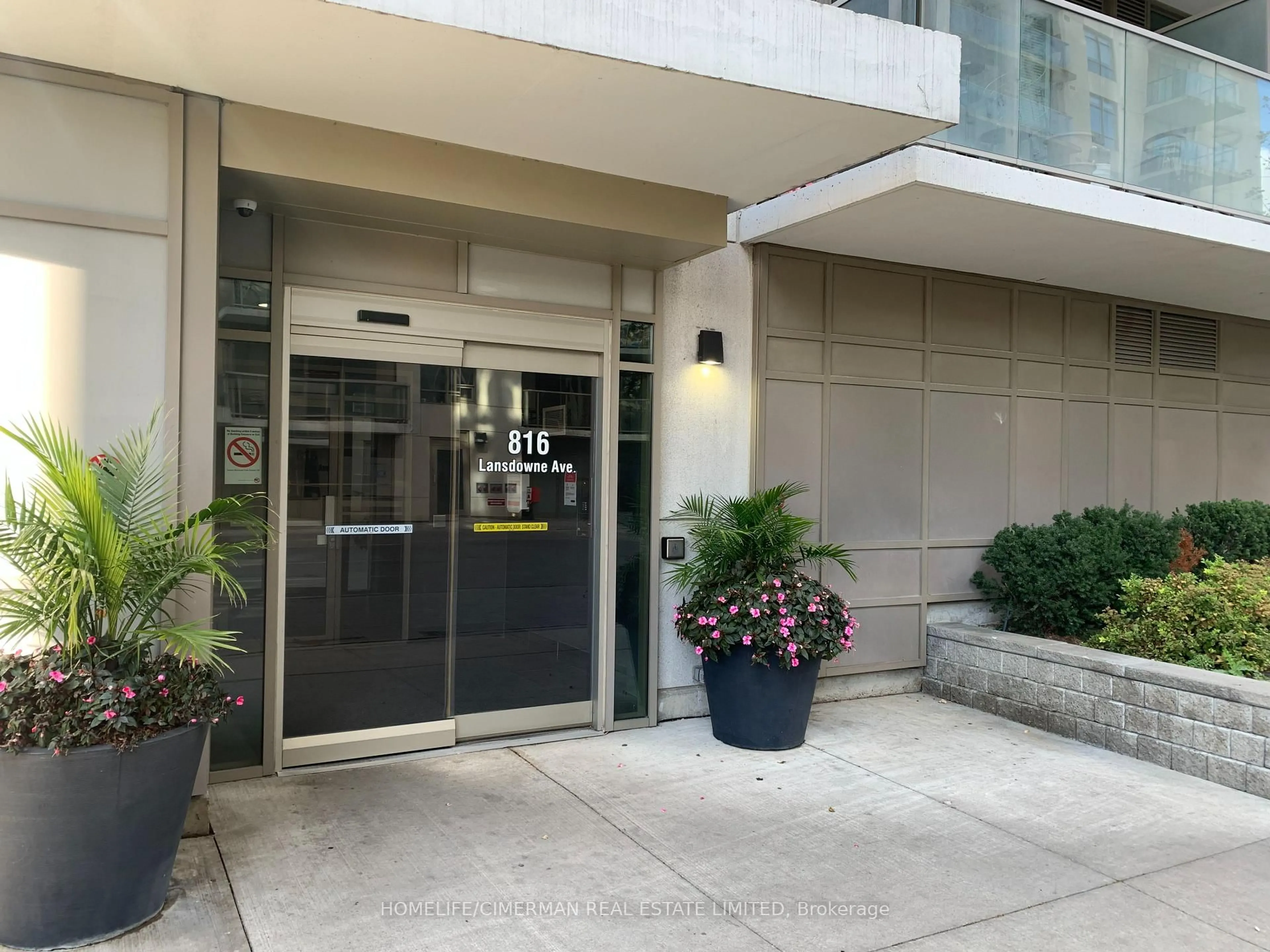 Indoor foyer for 816 Lansdowne Ave #316, Toronto Ontario M6H 4K6