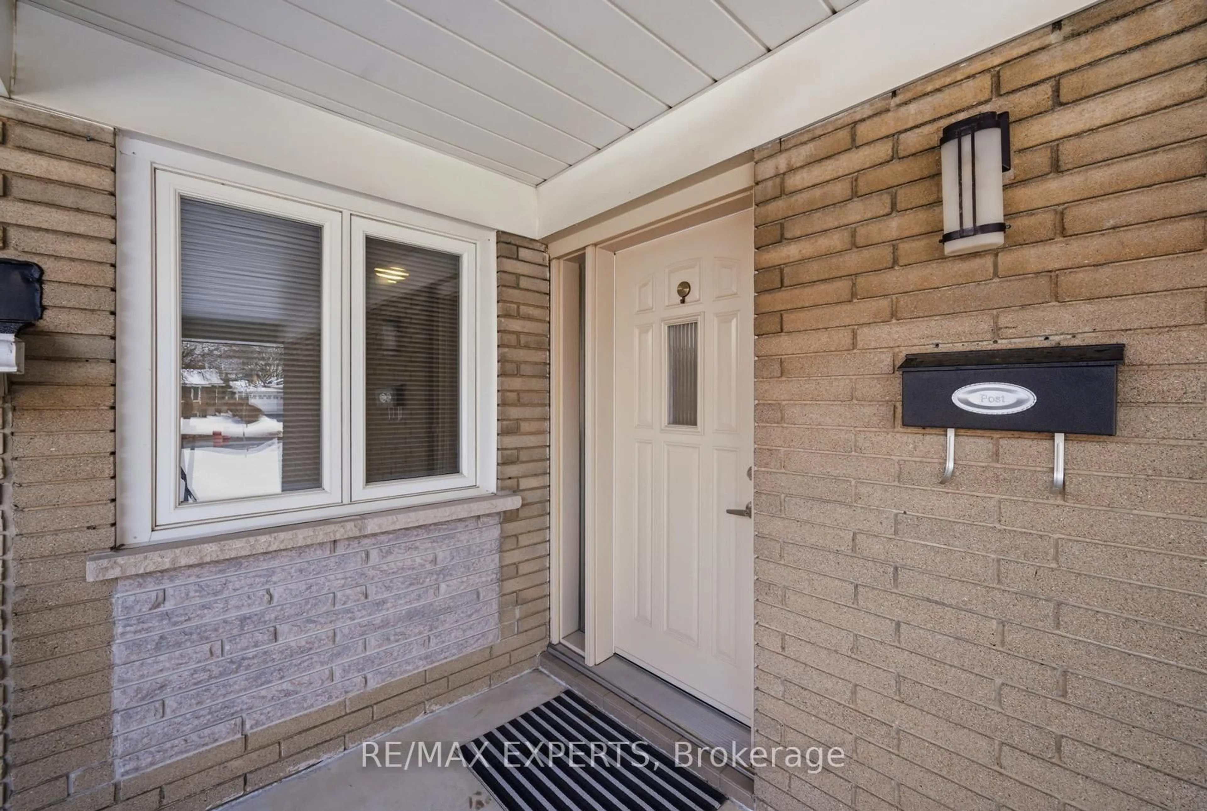 Indoor entryway for 359 The Westway, Toronto Ontario M9R 1H1