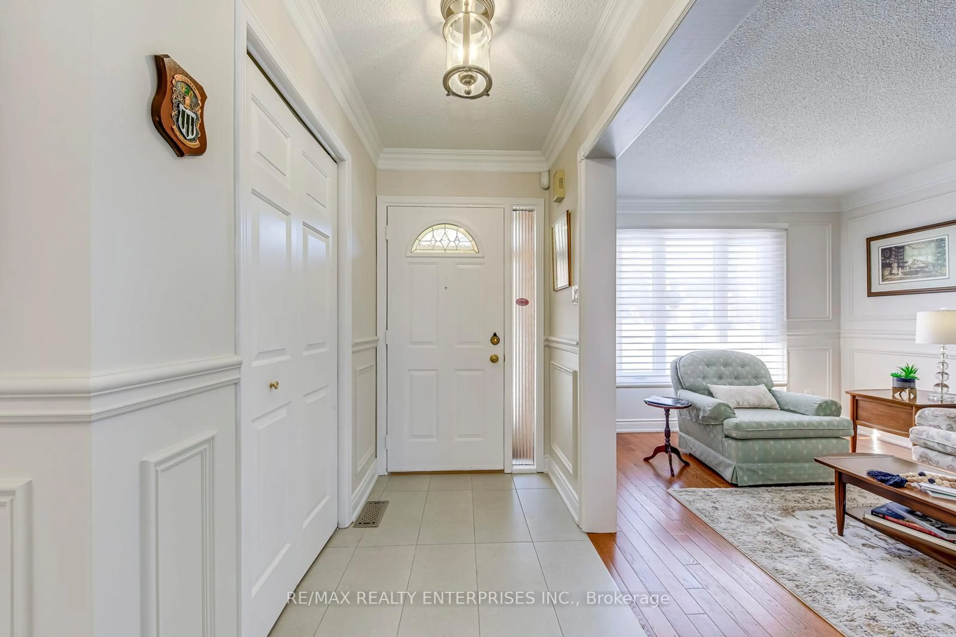 Indoor entryway for 2900 Arlington Dr, Oakville Ontario L6J 6R7