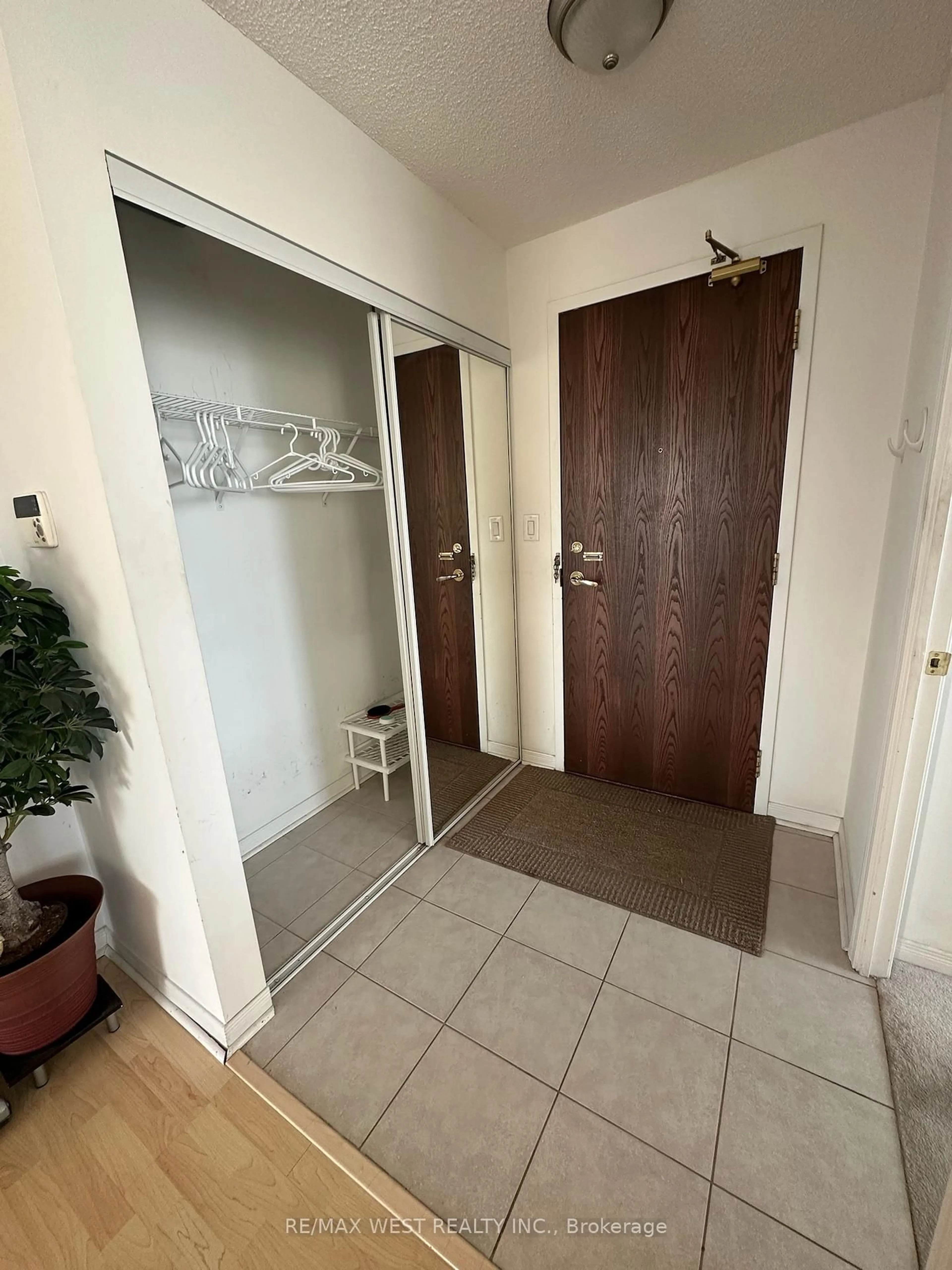 Indoor entryway for 4850 Glen Erin Dr #909, Mississauga Ontario L5M 7S1