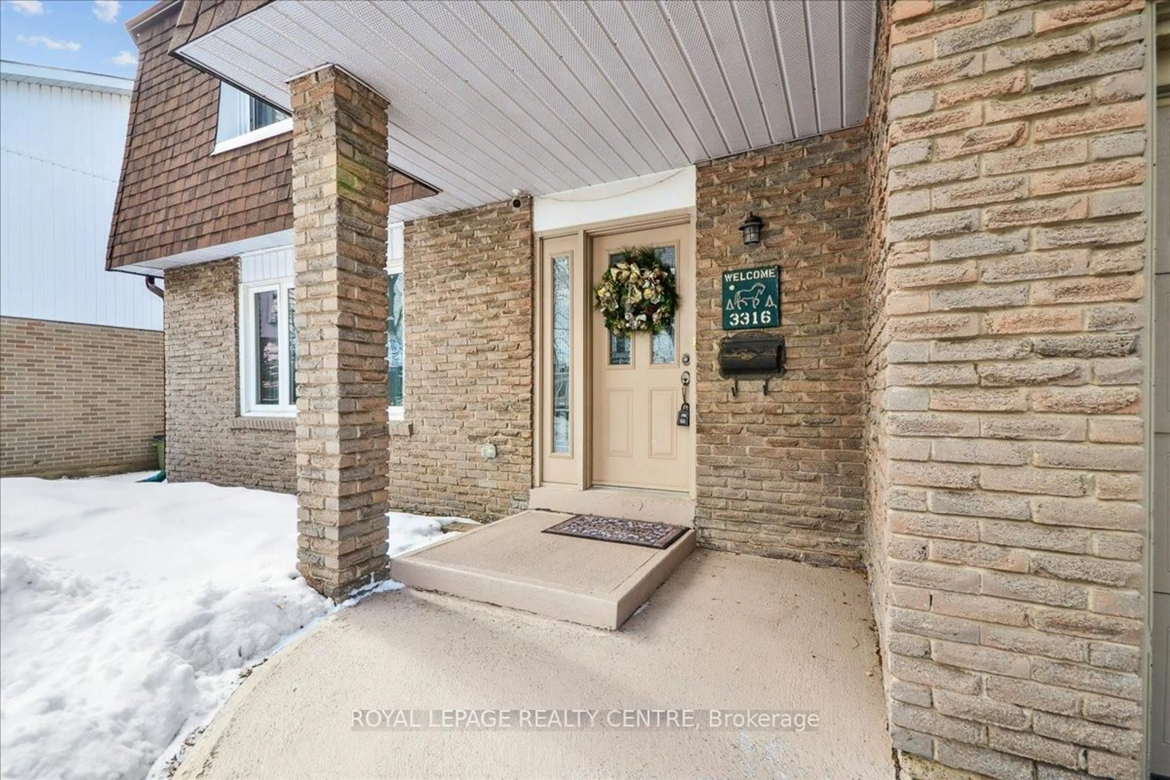 Indoor entryway for 3316 Charmaine Hts, Mississauga Ontario L5A 3C1