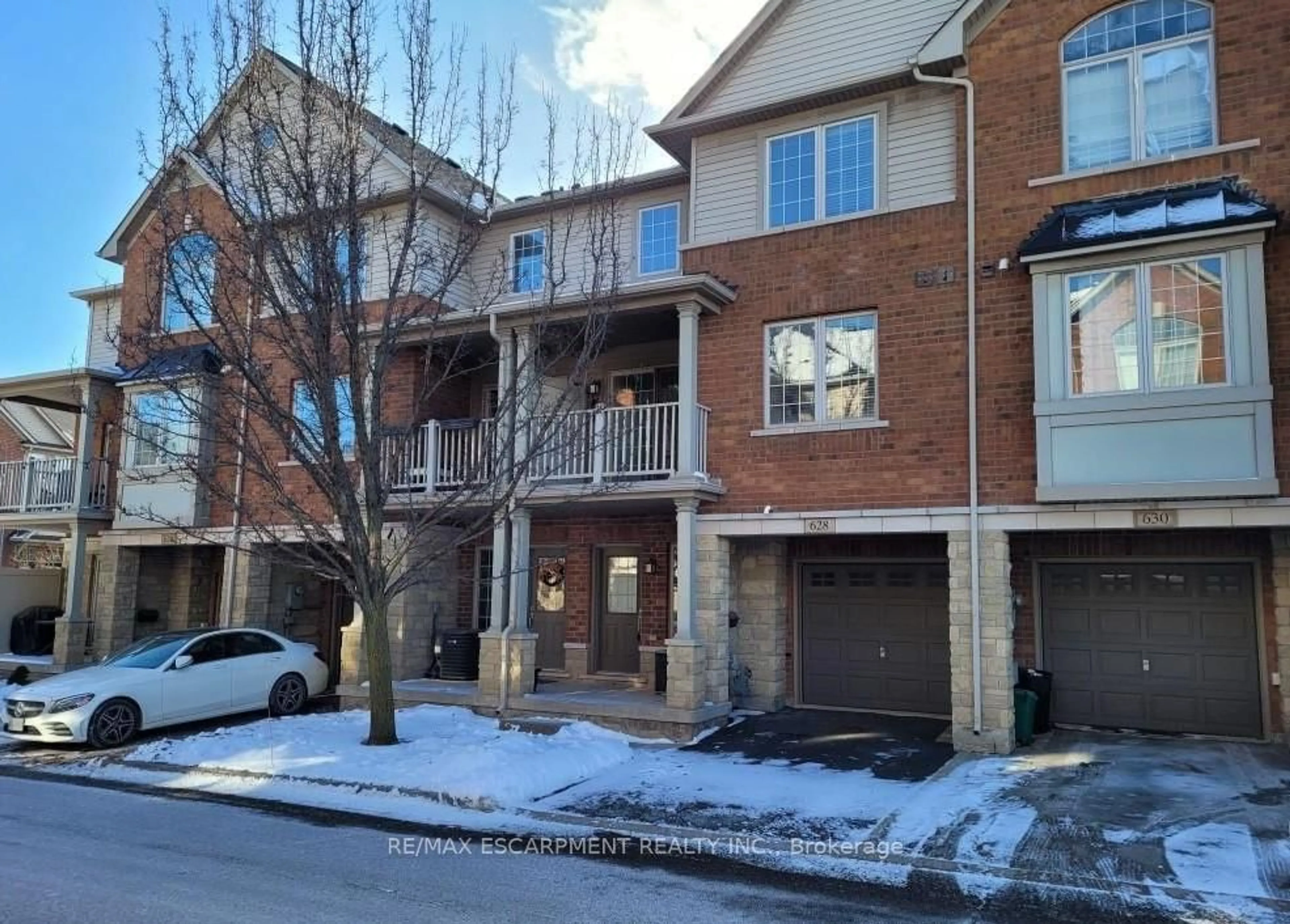 A pic from outside/outdoor area/front of a property/back of a property/a pic from drone, street for 628 GARIBALDI Common, Burlington Ontario L7L 0E2