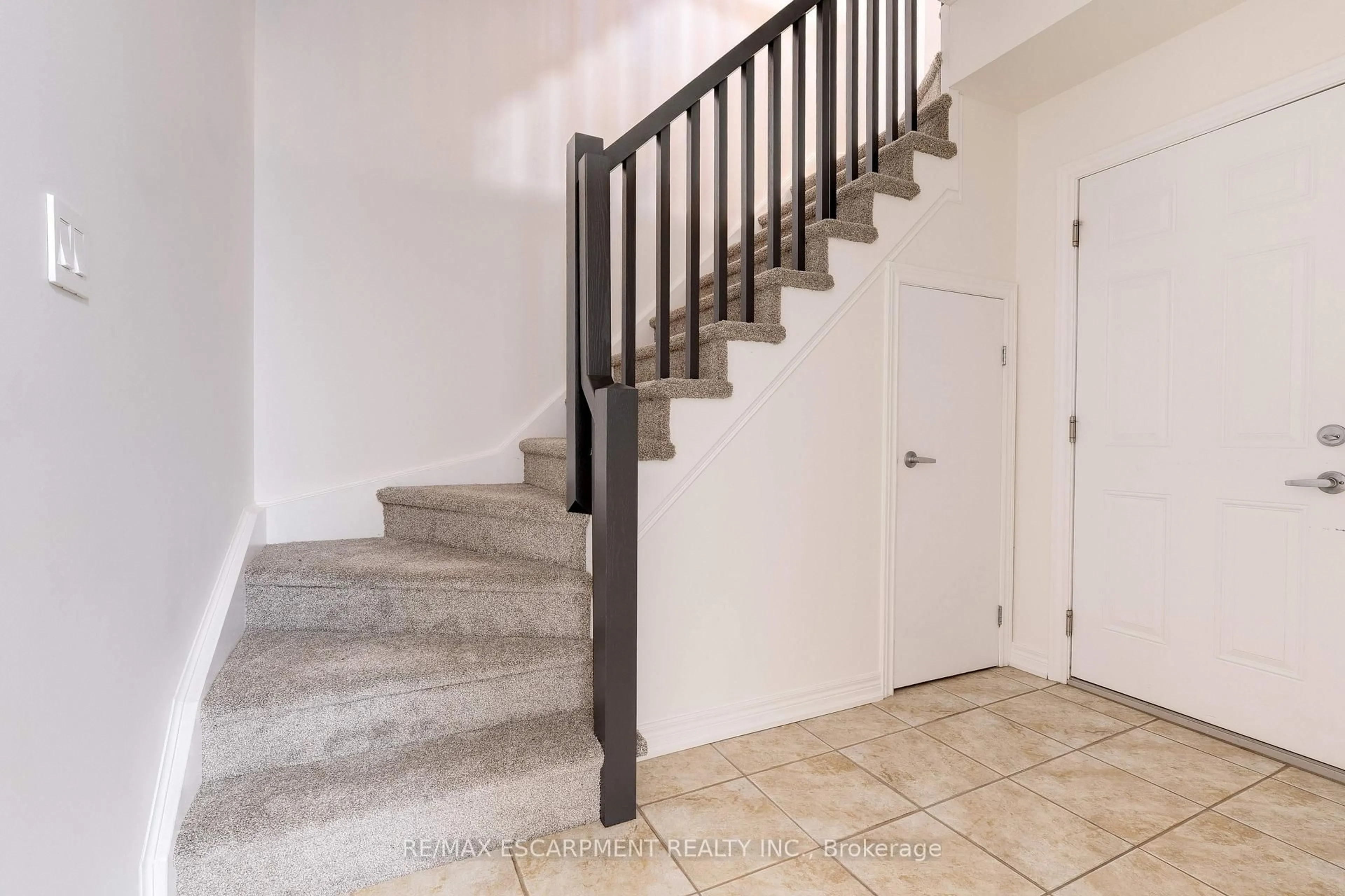 Stairs for 628 GARIBALDI Common, Burlington Ontario L7L 0E2