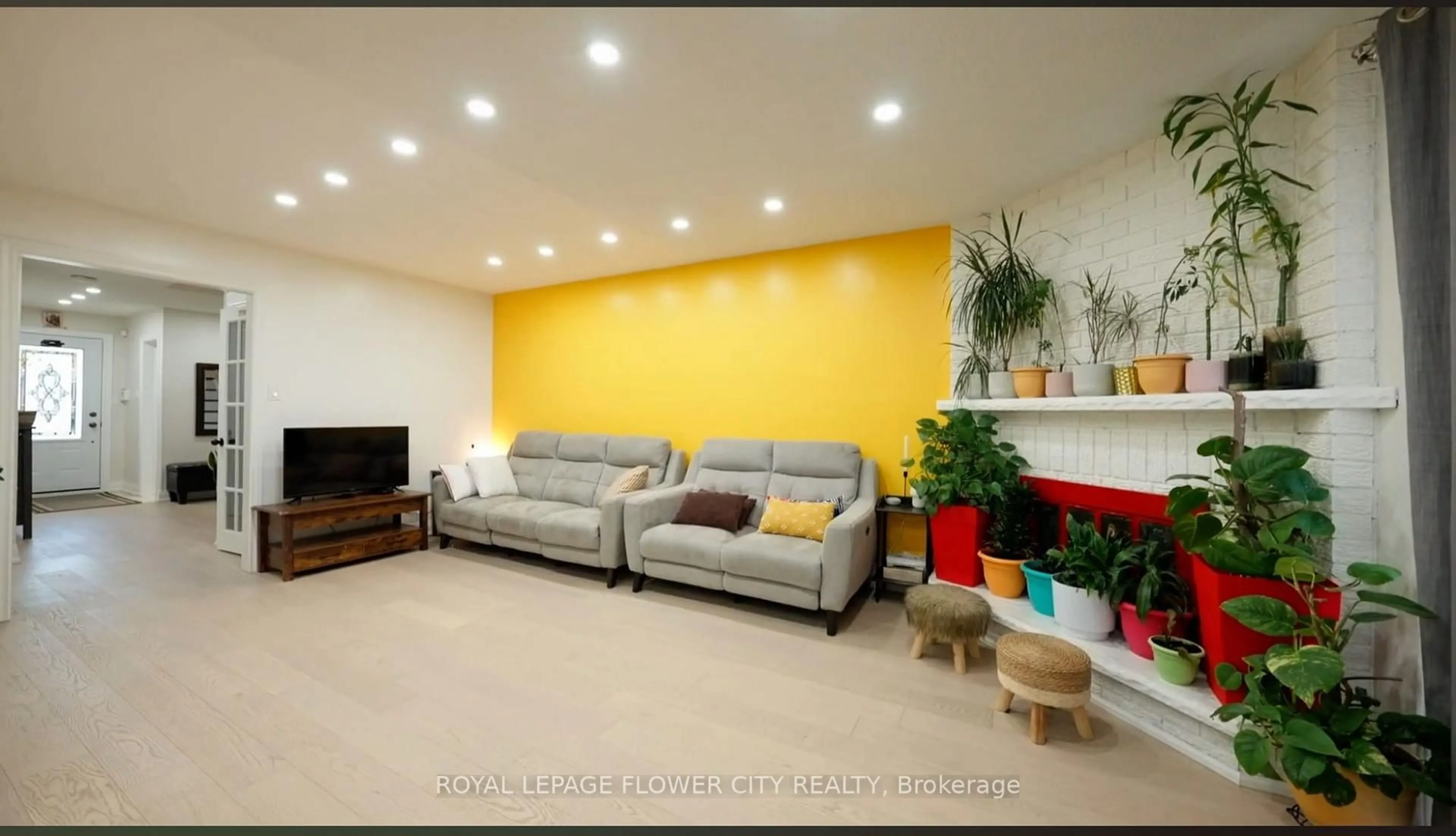 Living room with furniture, unknown for 32 Payton Crt, Brampton Ontario L6W 3Y9