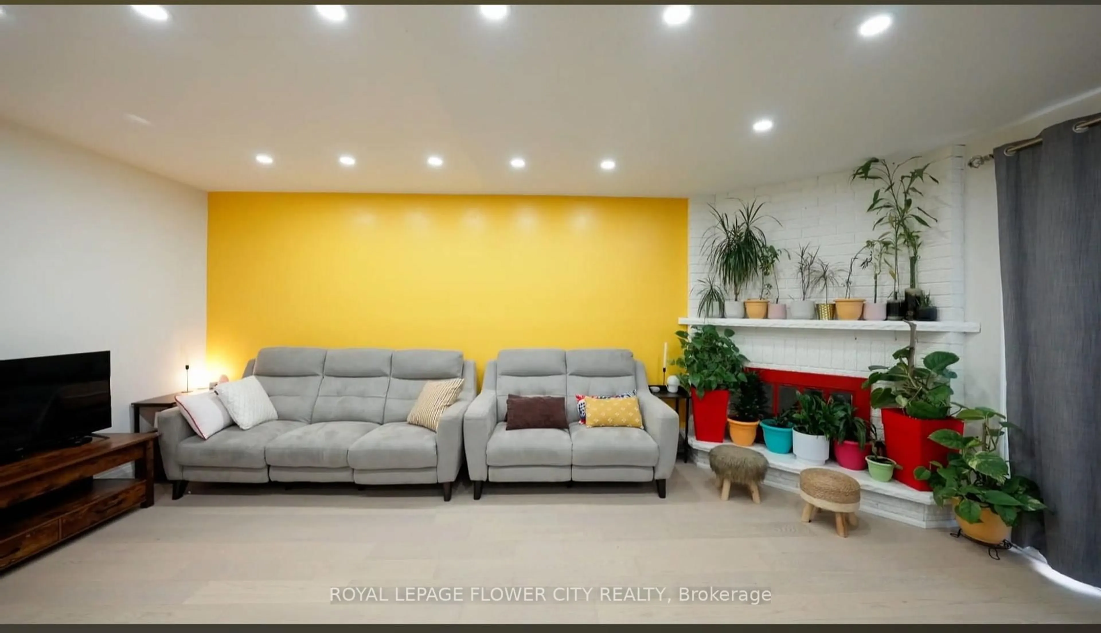 Living room with furniture, unknown for 32 Payton Crt, Brampton Ontario L6W 3Y9