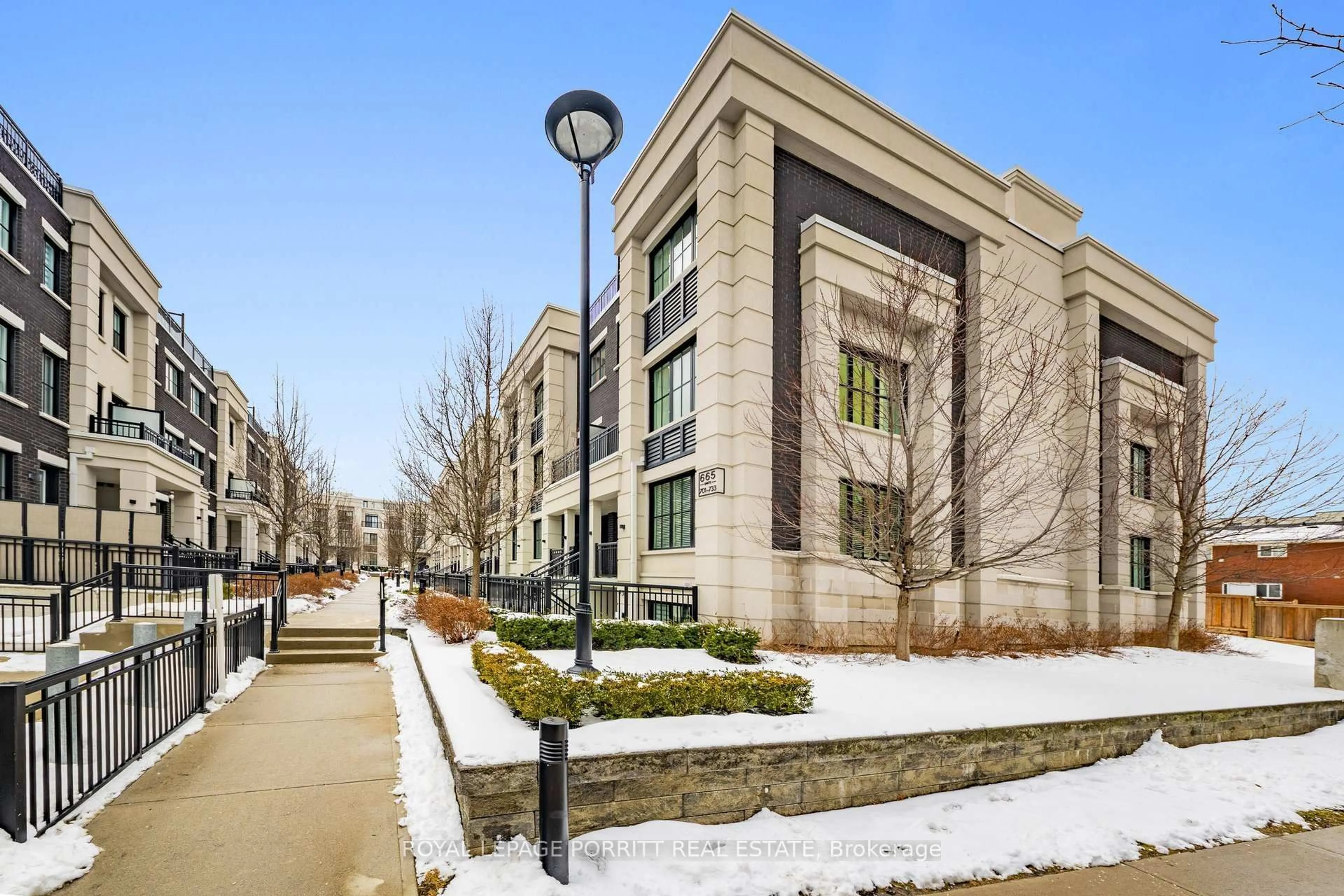 Patio, street for 665 Cricklewood Dr #707, Mississauga Ontario L5G 0B9