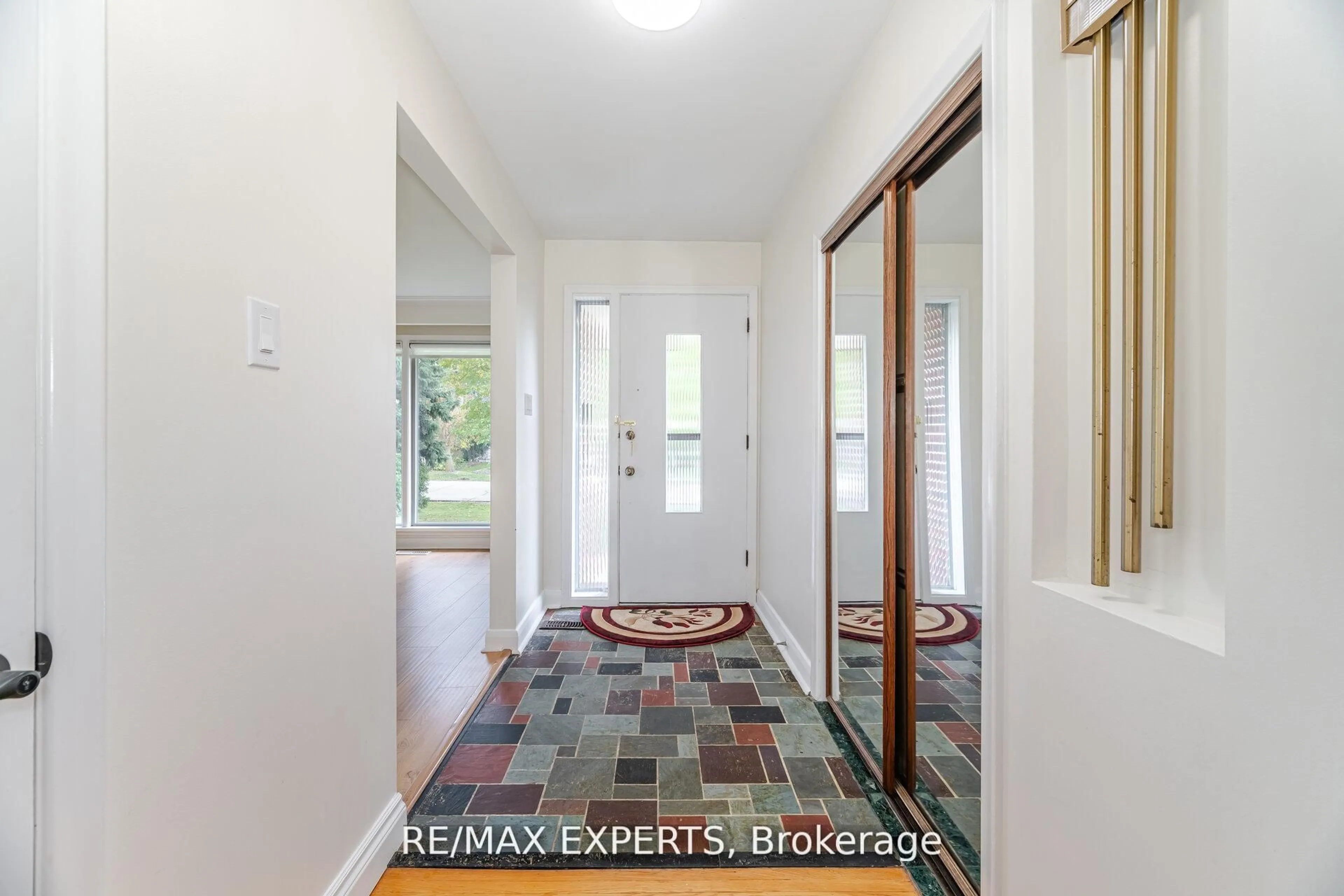 Indoor foyer for 42 Cowley Ave, Toronto Ontario M8B 2E3