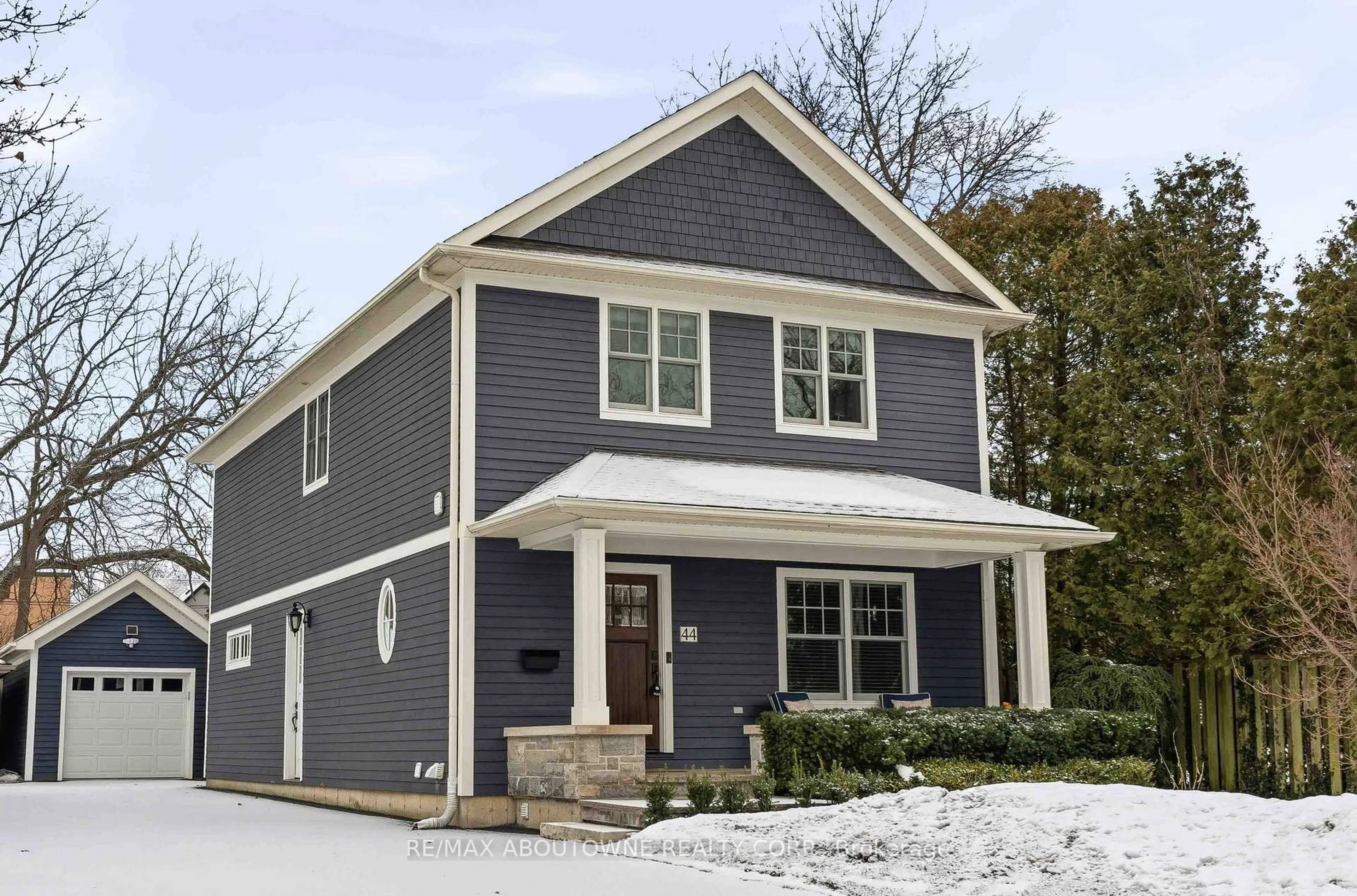 Home with vinyl exterior material, street for 44 Head St, Oakville Ontario L6K 1L5