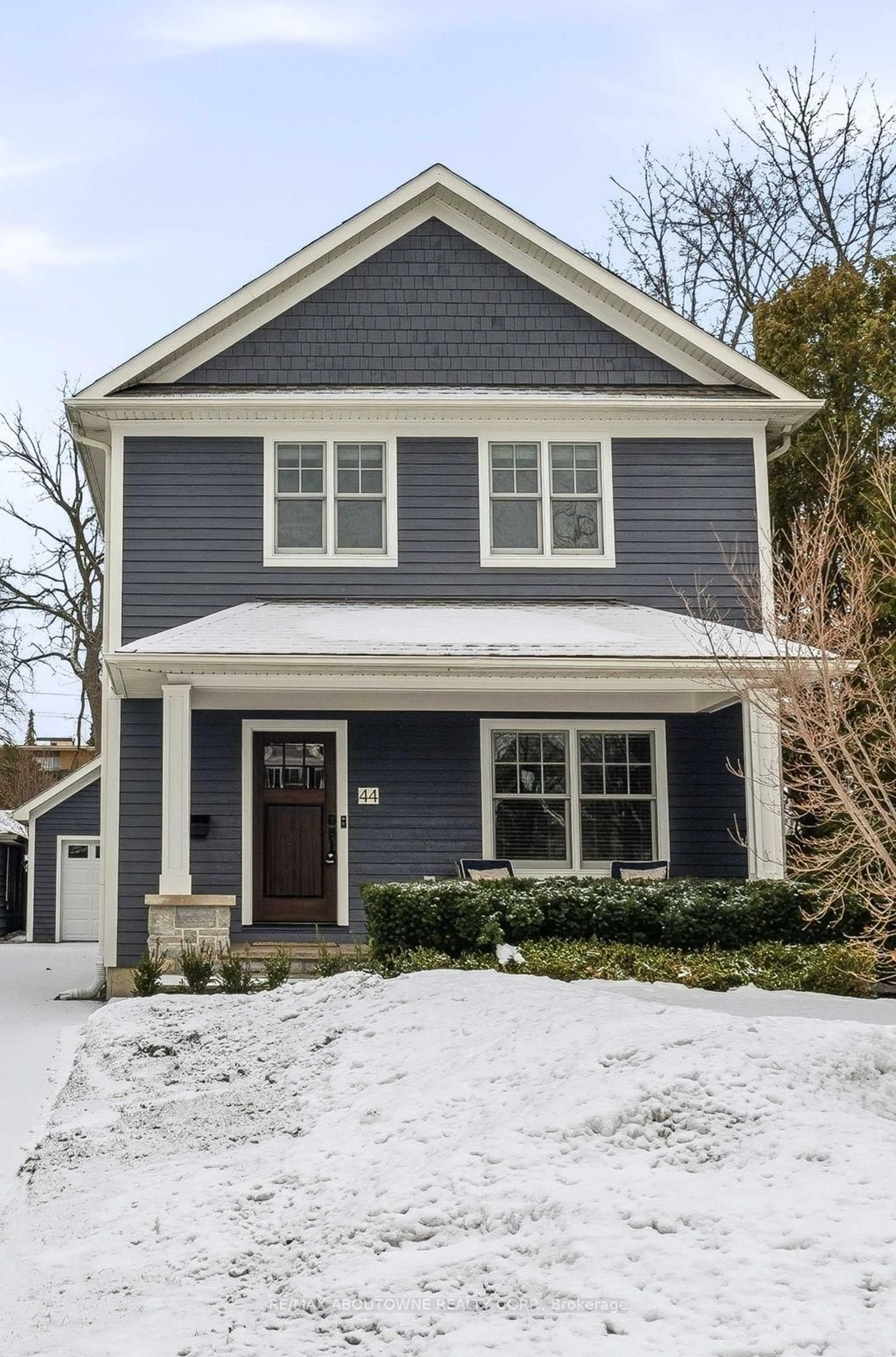 Home with vinyl exterior material, street for 44 Head St, Oakville Ontario L6K 1L5