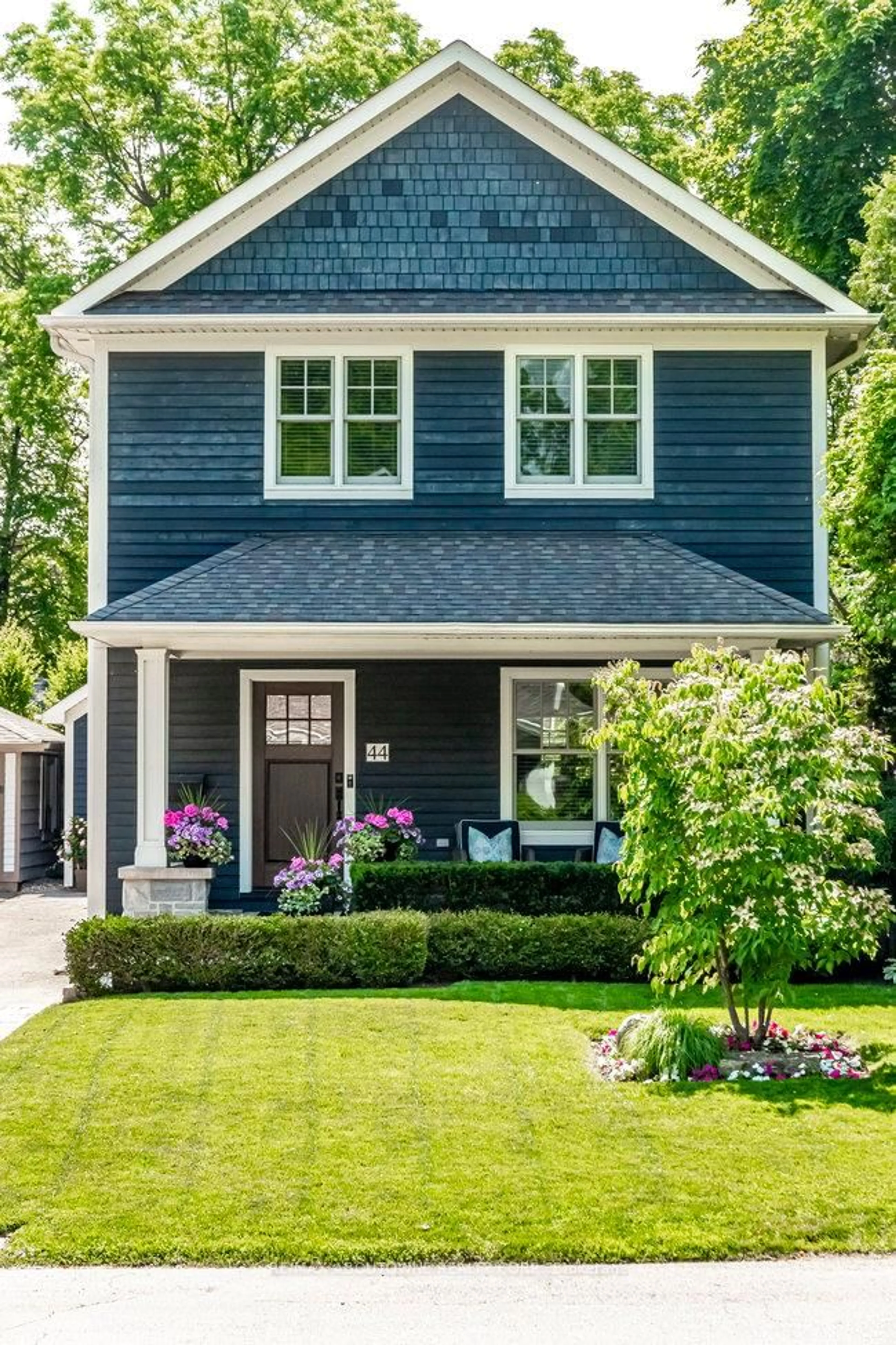 Home with vinyl exterior material, street for 44 Head St, Oakville Ontario L6K 1L5