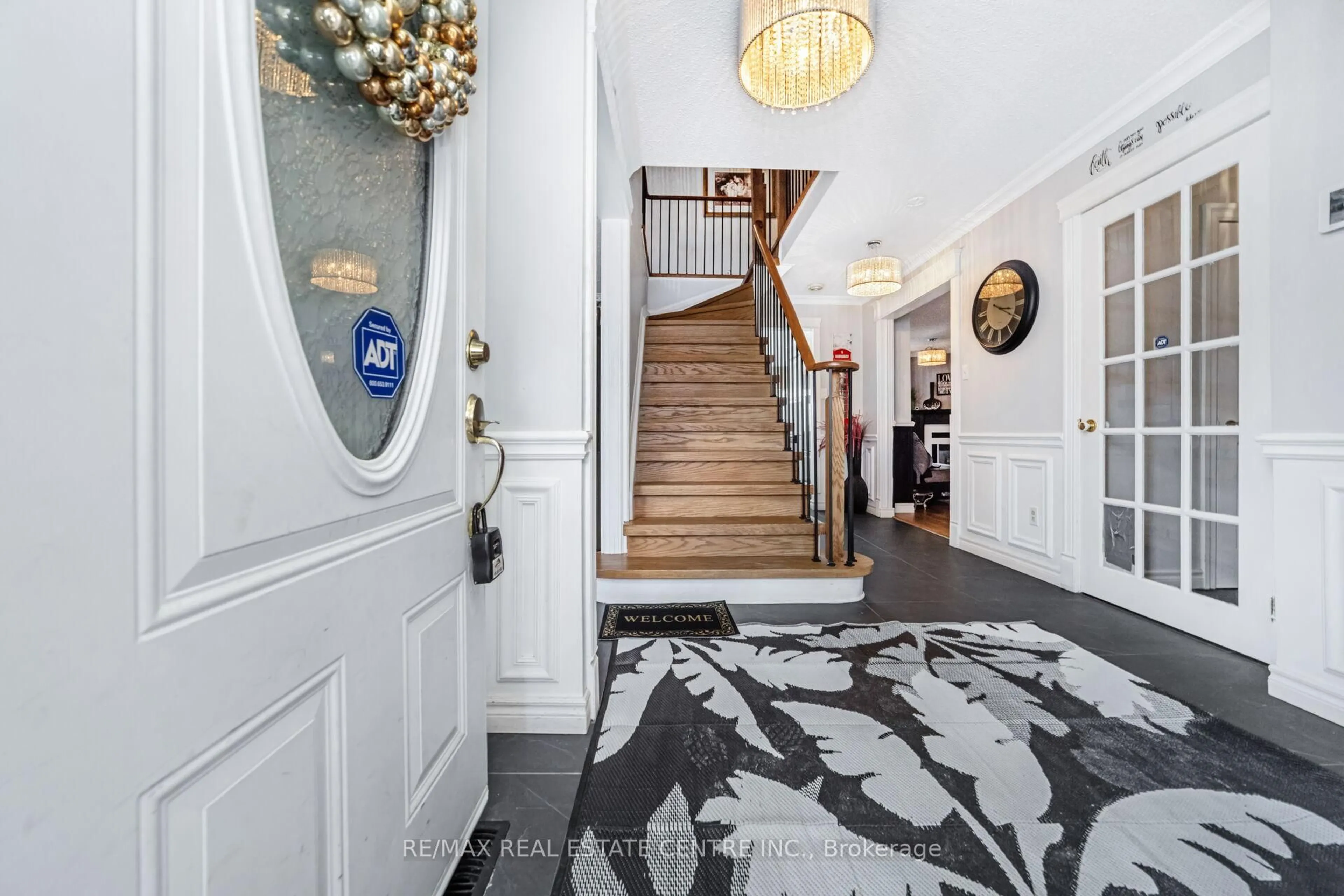 Indoor foyer for 5 Lilly Cres, Brampton Ontario L6Y 3K1