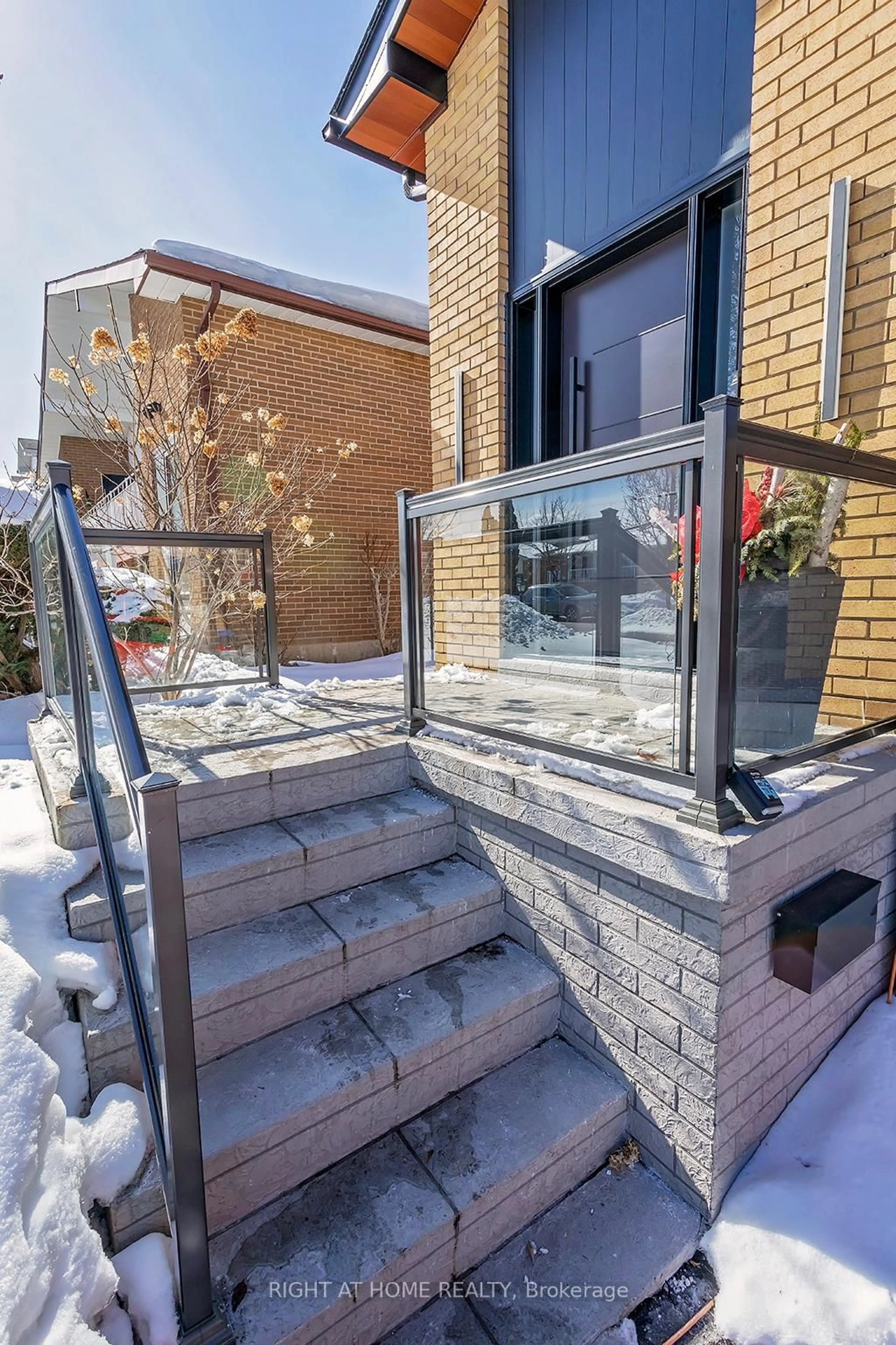 Home with brick exterior material, street for 2814 Windjammer Rd, Mississauga Ontario L5L 1T7