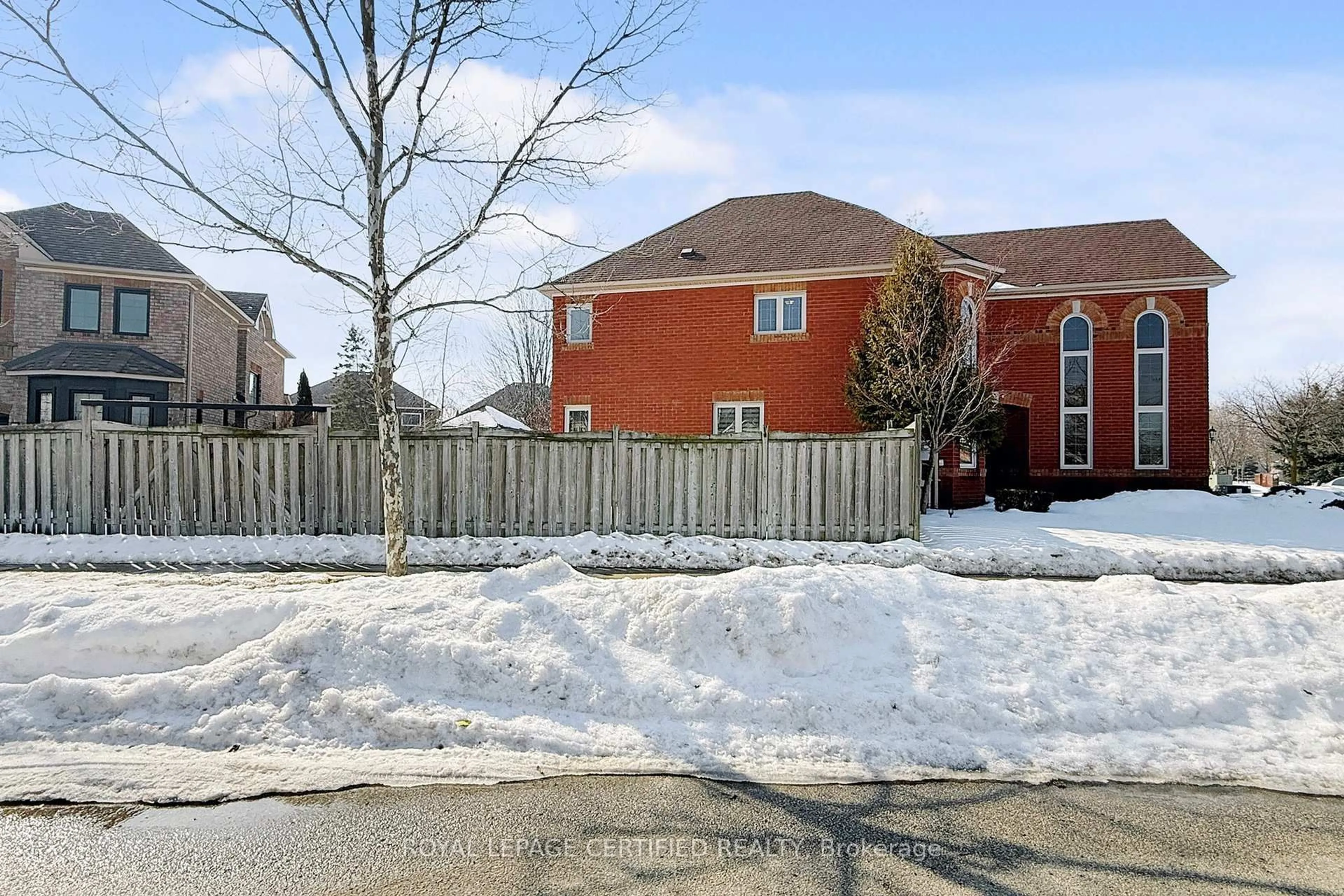 A pic from outside/outdoor area/front of a property/back of a property/a pic from drone, street for 3898 Parkgate Dr, Mississauga Ontario L5N 7B4