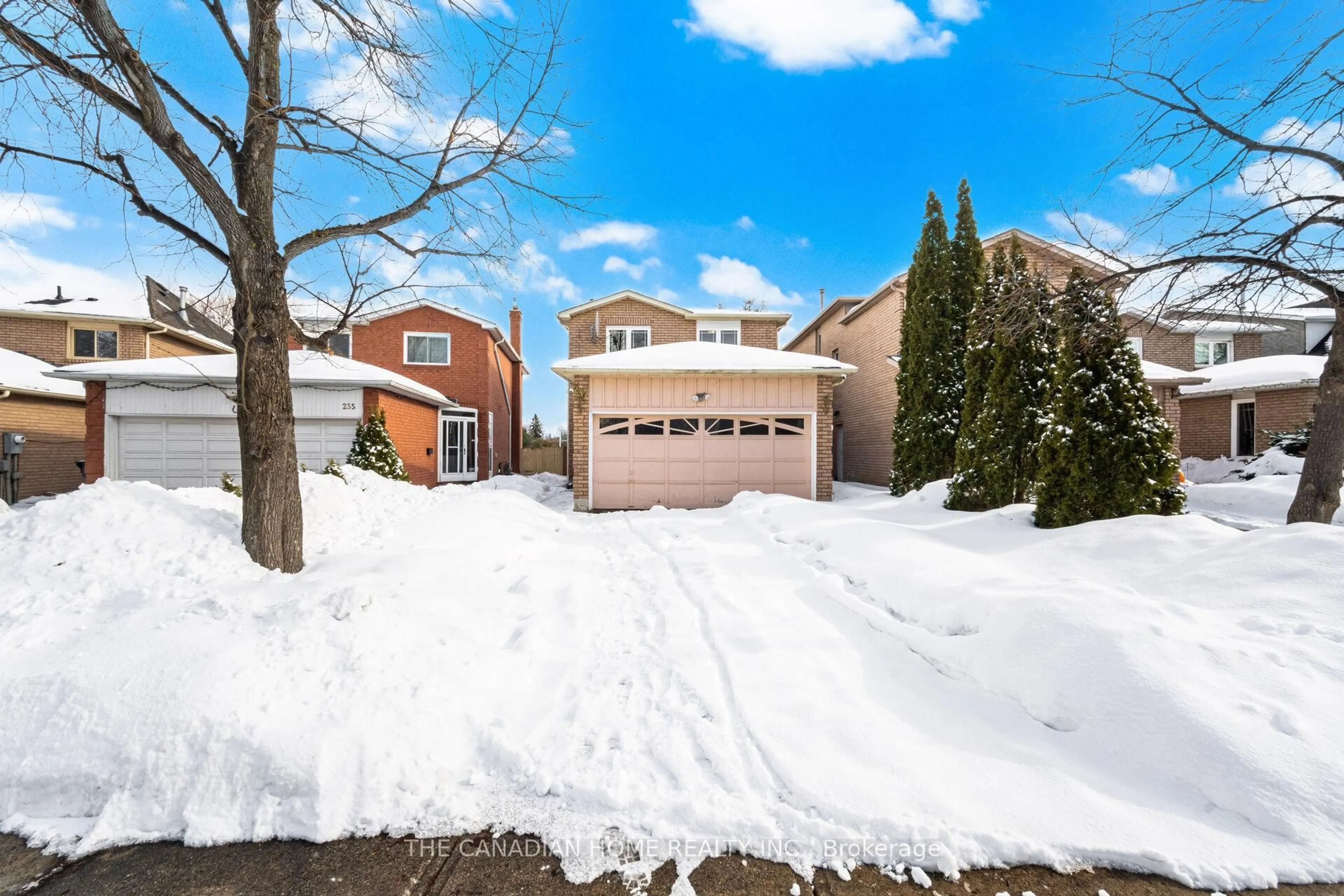 A pic from outside/outdoor area/front of a property/back of a property/a pic from drone, street for 237 Bufford Dr, Brampton Ontario L6Y 4W1