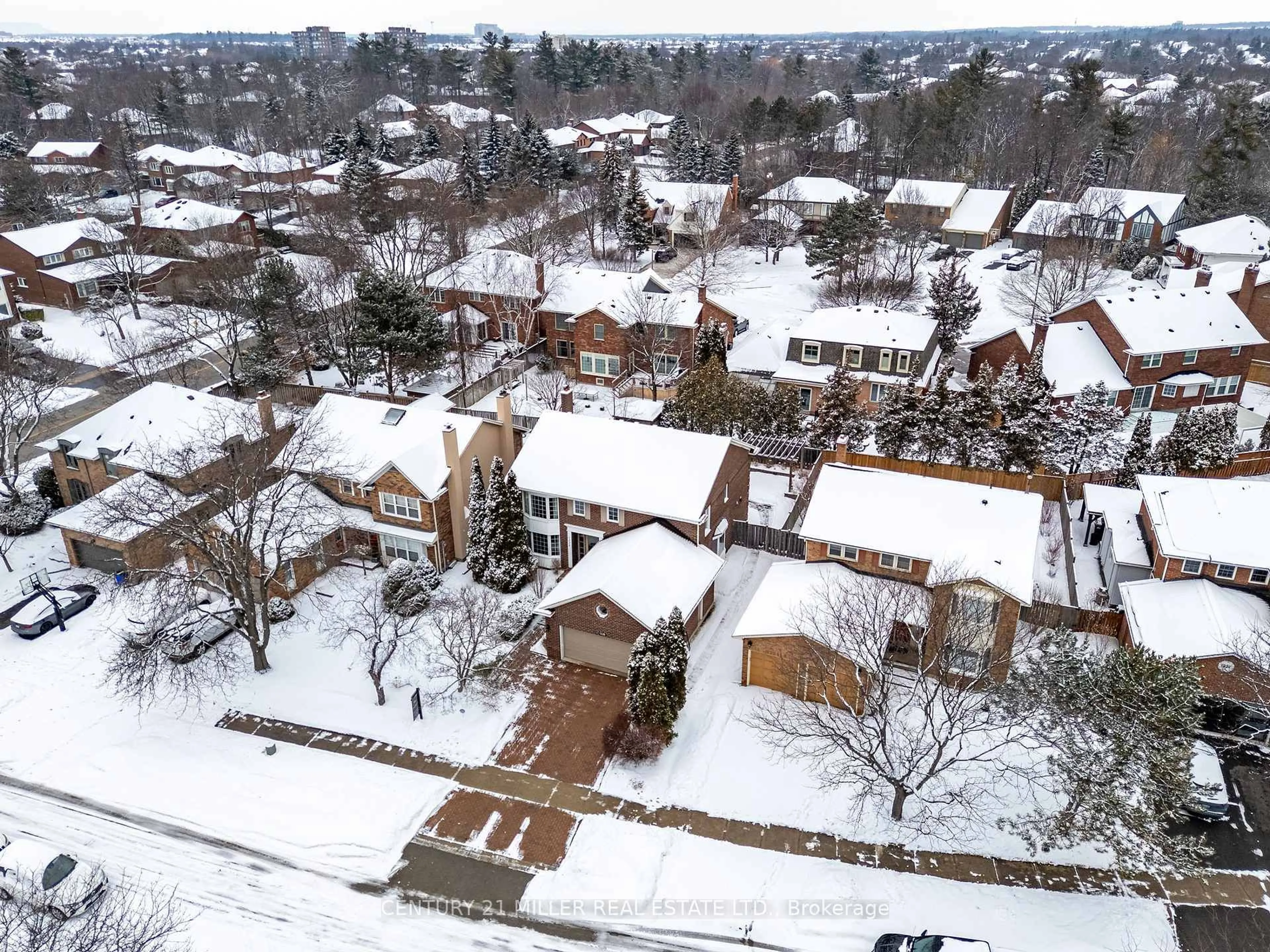 A pic from outside/outdoor area/front of a property/back of a property/a pic from drone, street for 1225 Old Post Dr, Oakville Ontario L6M 1A5