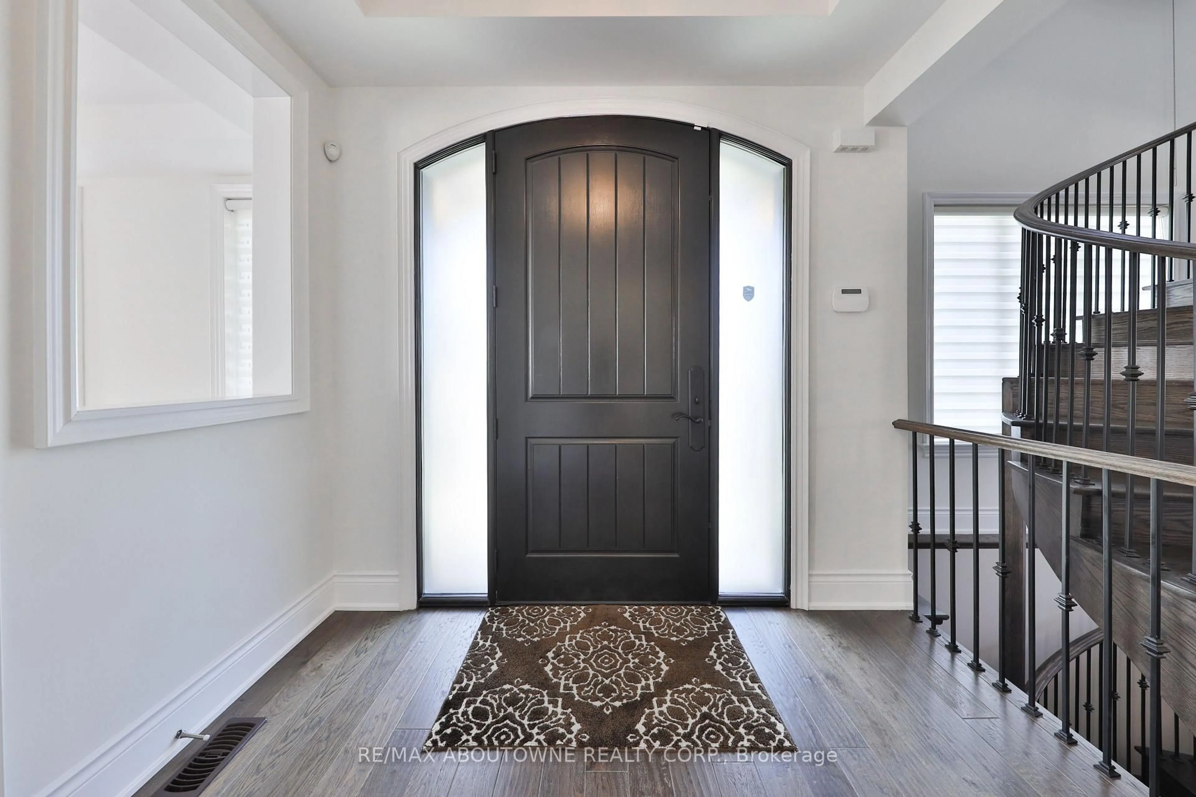 Indoor entryway for 2163 Vineland Cres, Oakville Ontario L6H 0J6