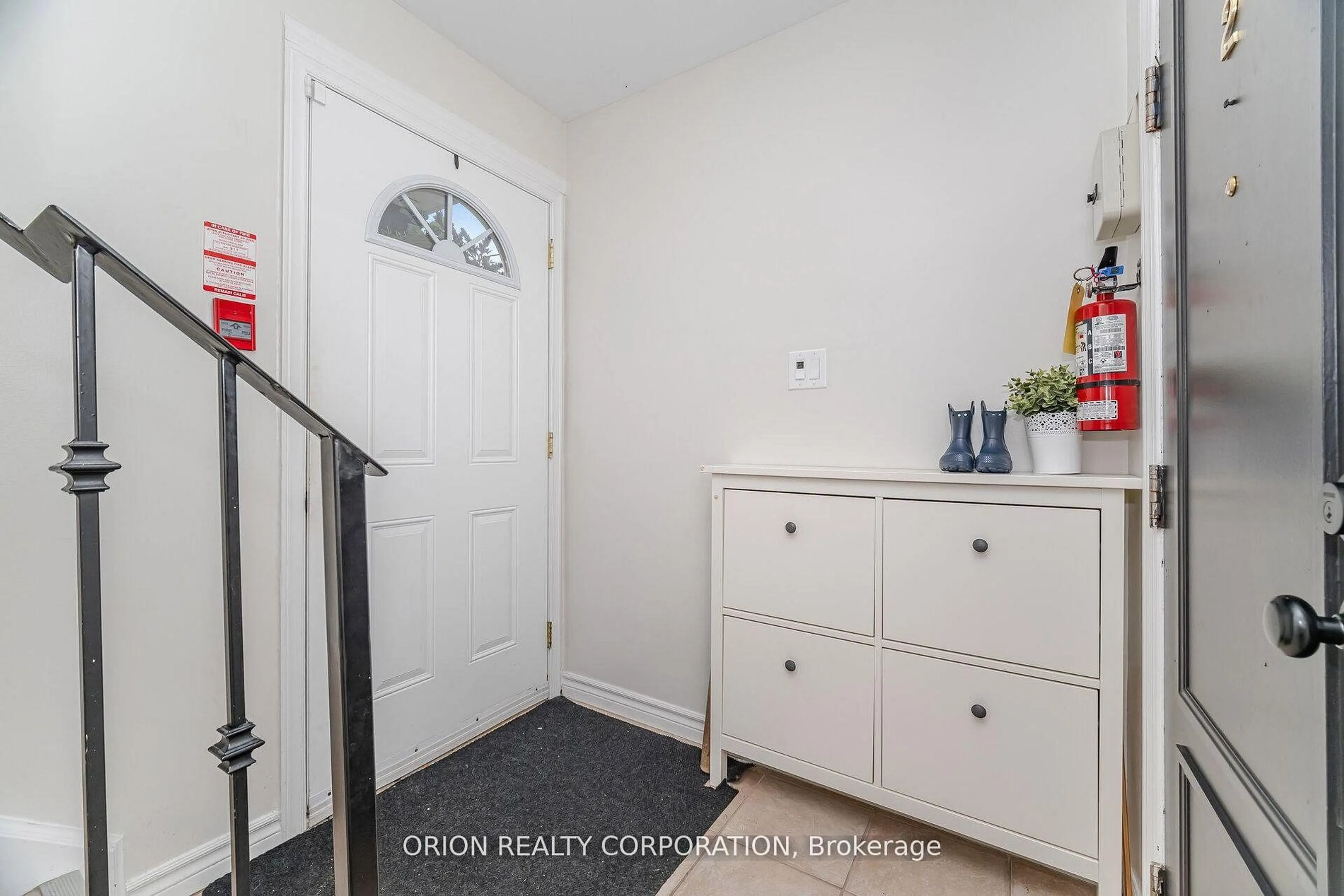 Indoor entryway for 86 Park St, Mississauga Ontario L5H 1L3