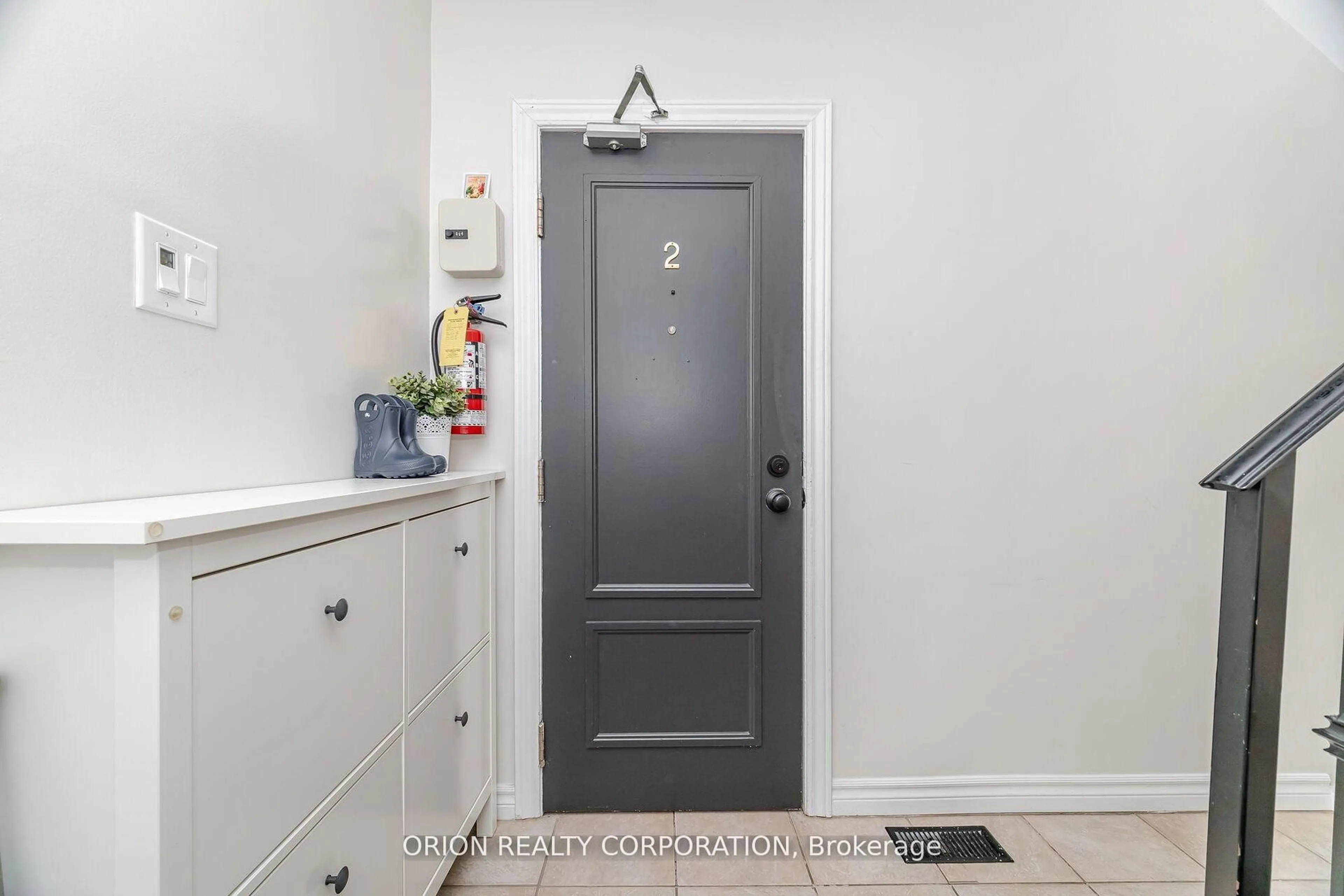 Indoor entryway for 86 Park St, Mississauga Ontario L5H 1L3