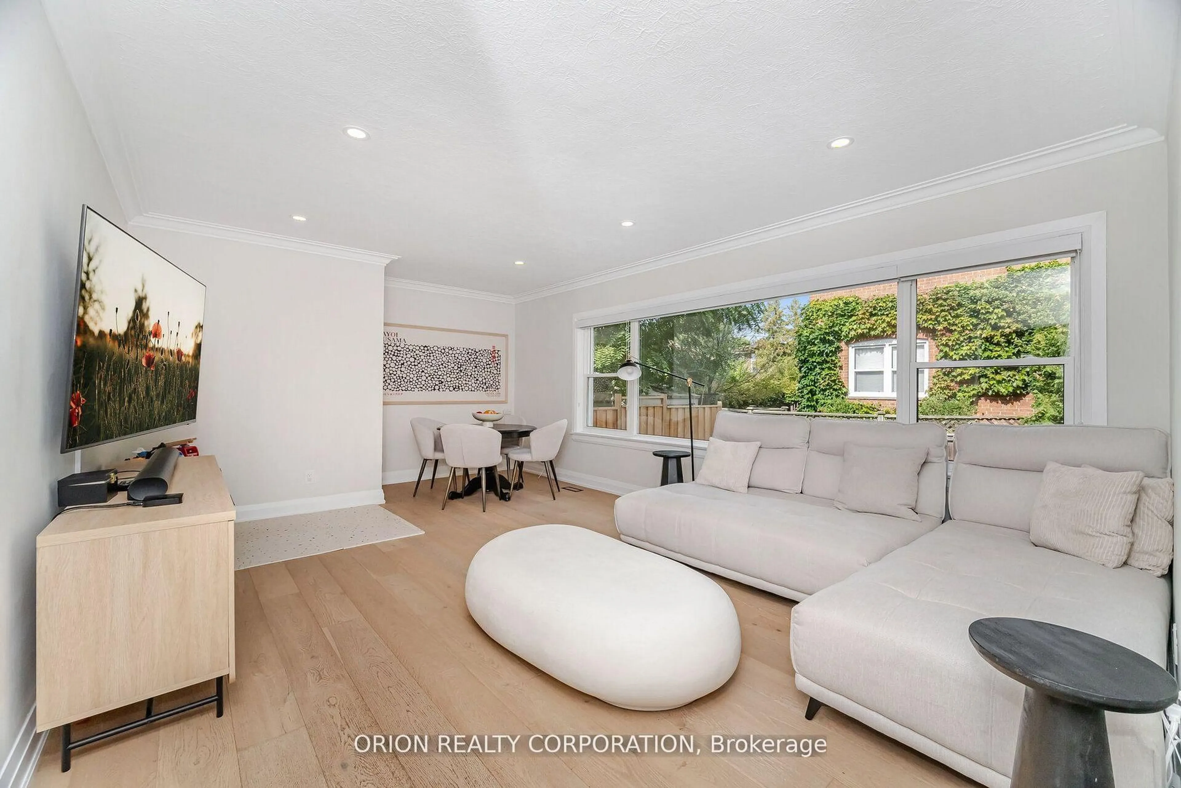 Living room with furniture, unknown for 86 Park St, Mississauga Ontario L5H 1L3