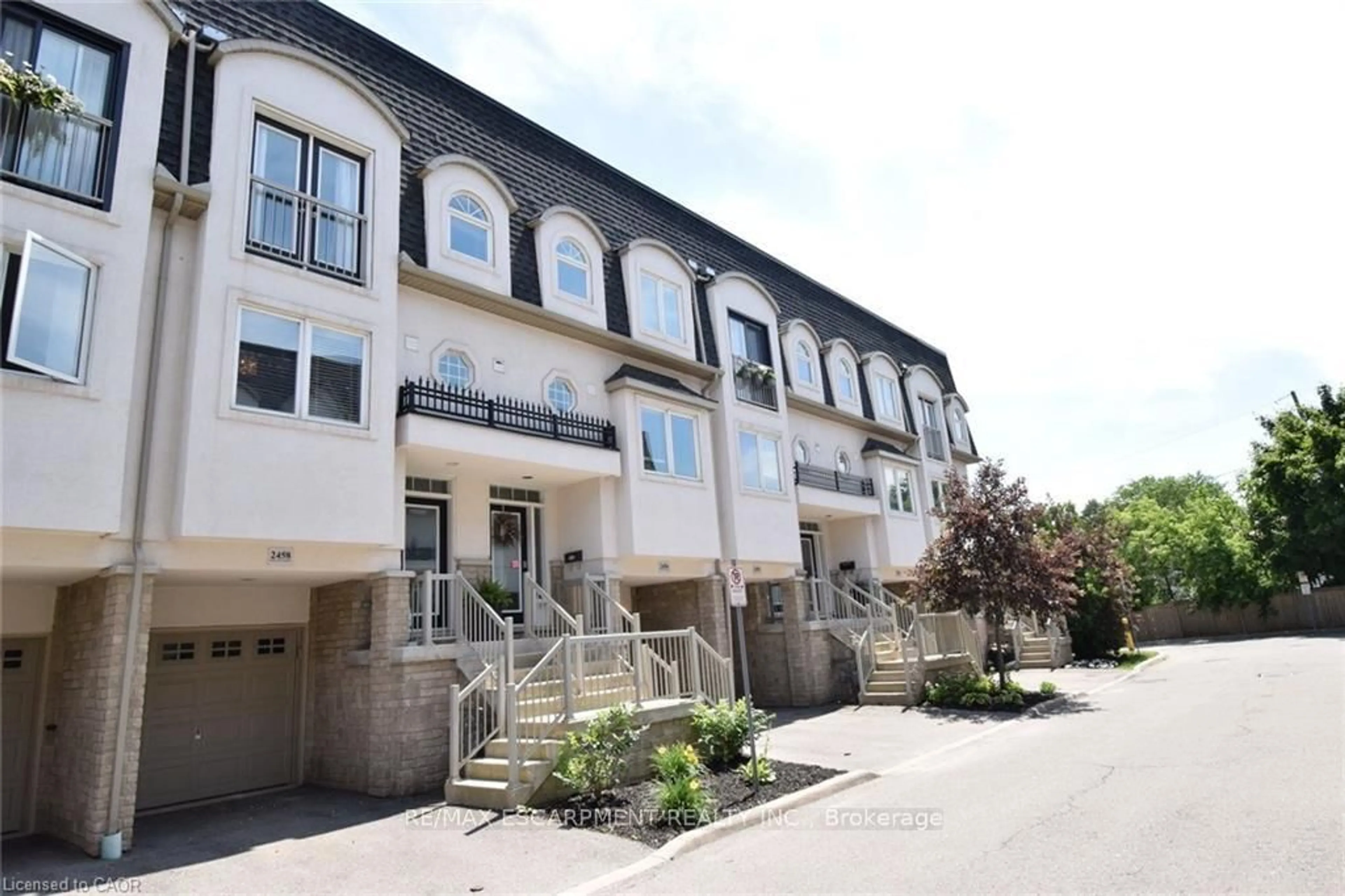 Patio, unknown for 2458 Scholars Common, Burlington Ontario L7P 2W2