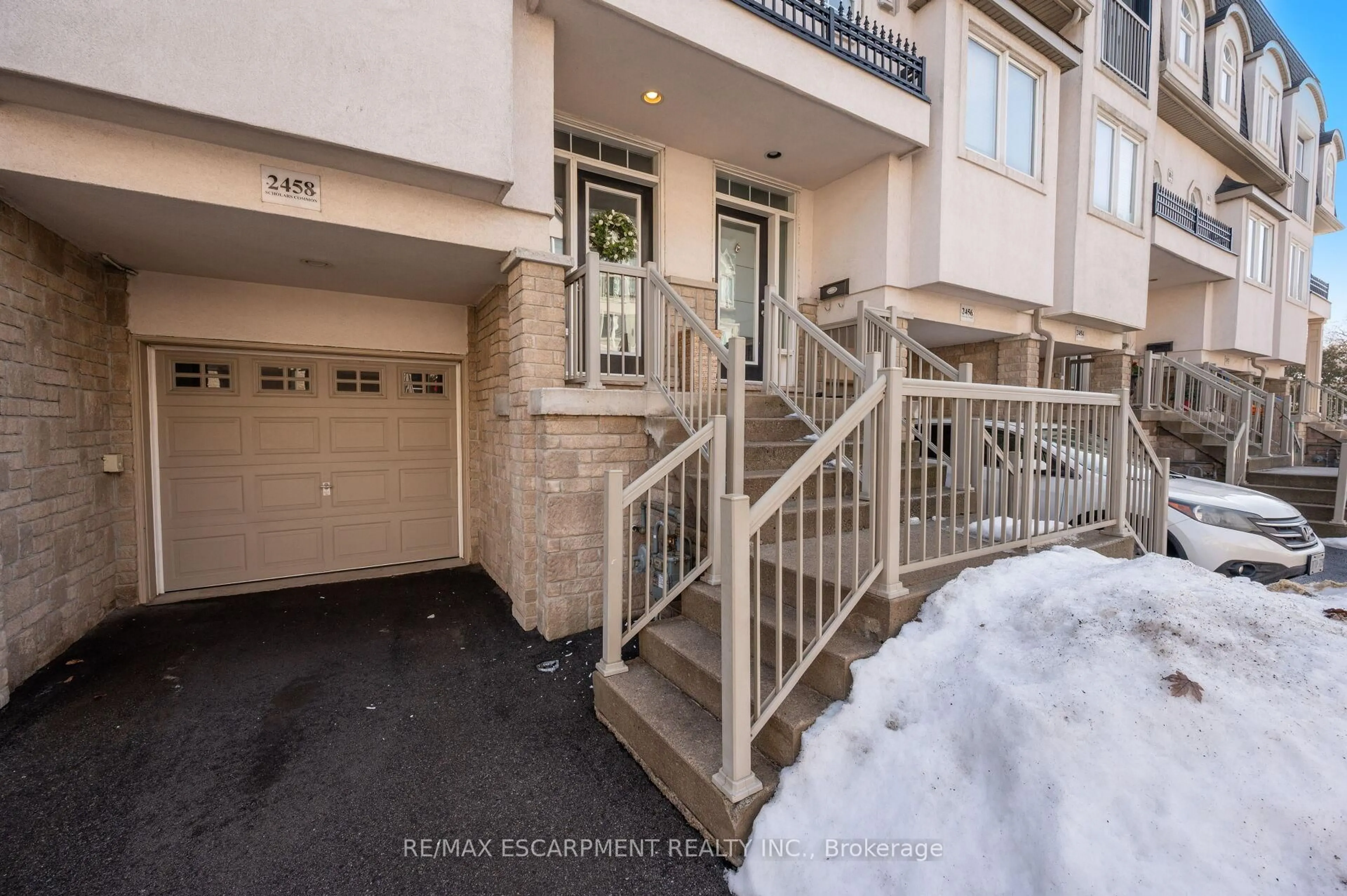 Indoor entryway for 2458 Scholars Common, Burlington Ontario L7P 2W2