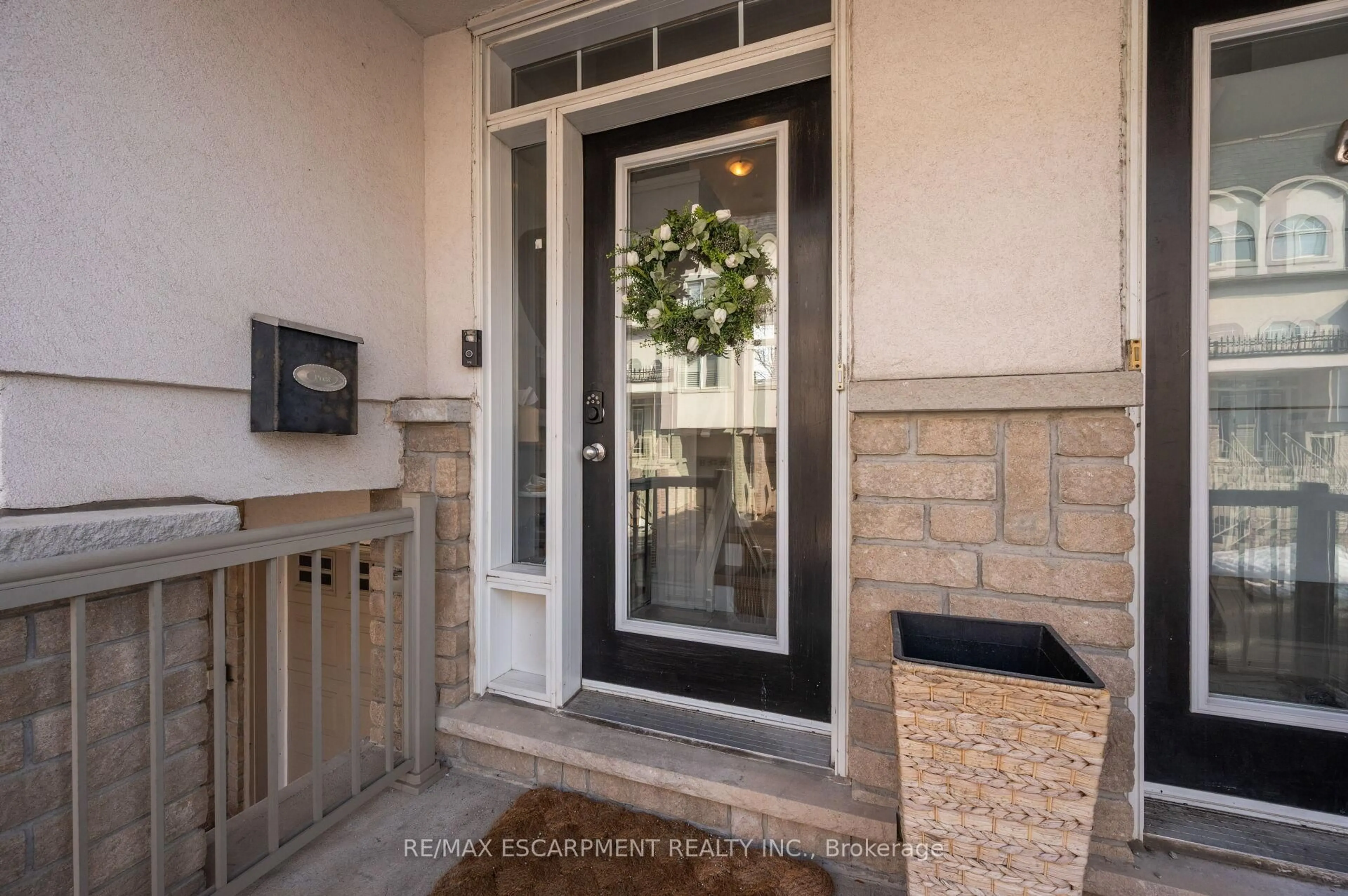 Indoor entryway for 2458 Scholars Common, Burlington Ontario L7P 2W2