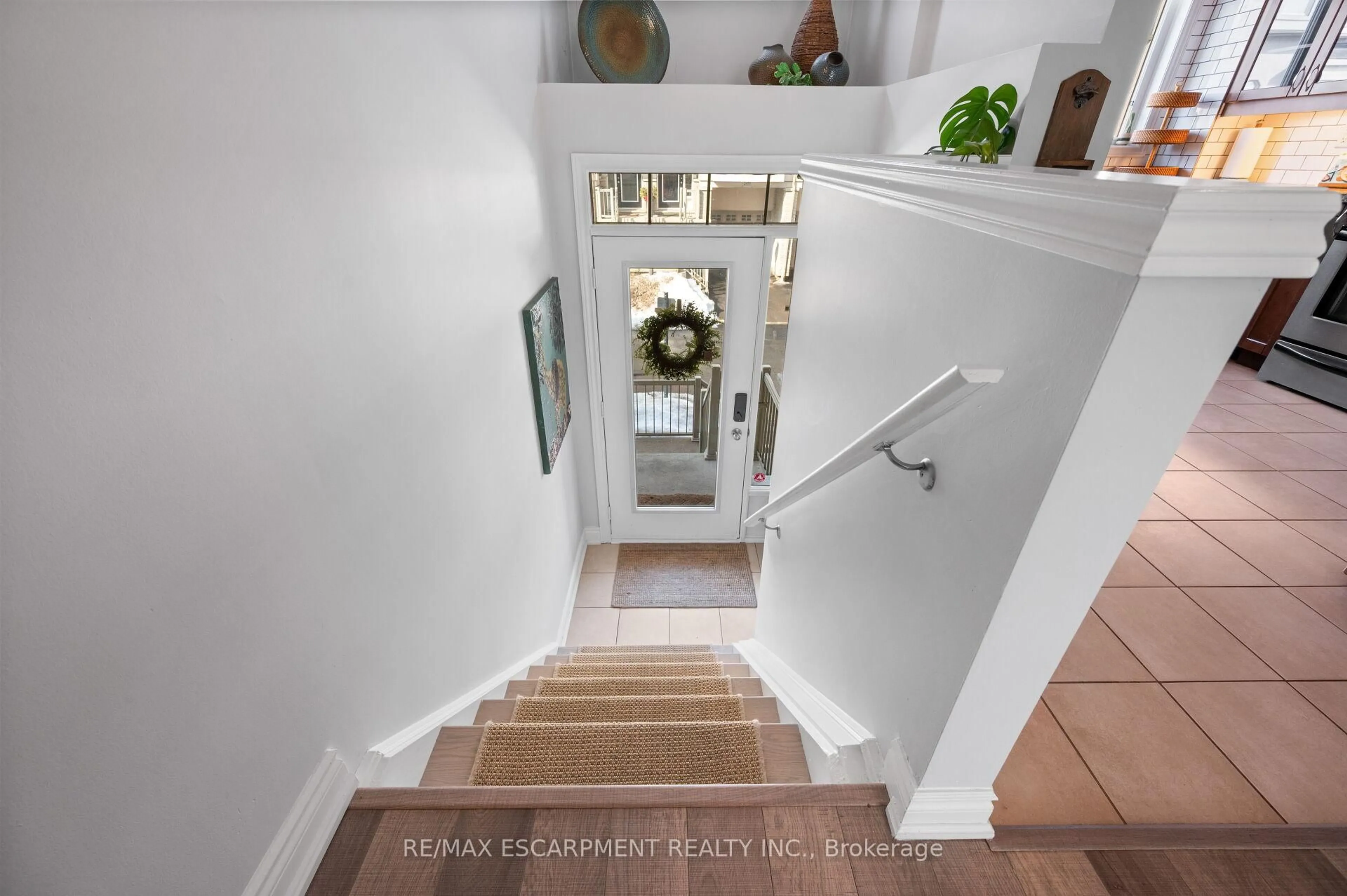 Indoor entryway for 2458 Scholars Common, Burlington Ontario L7P 2W2