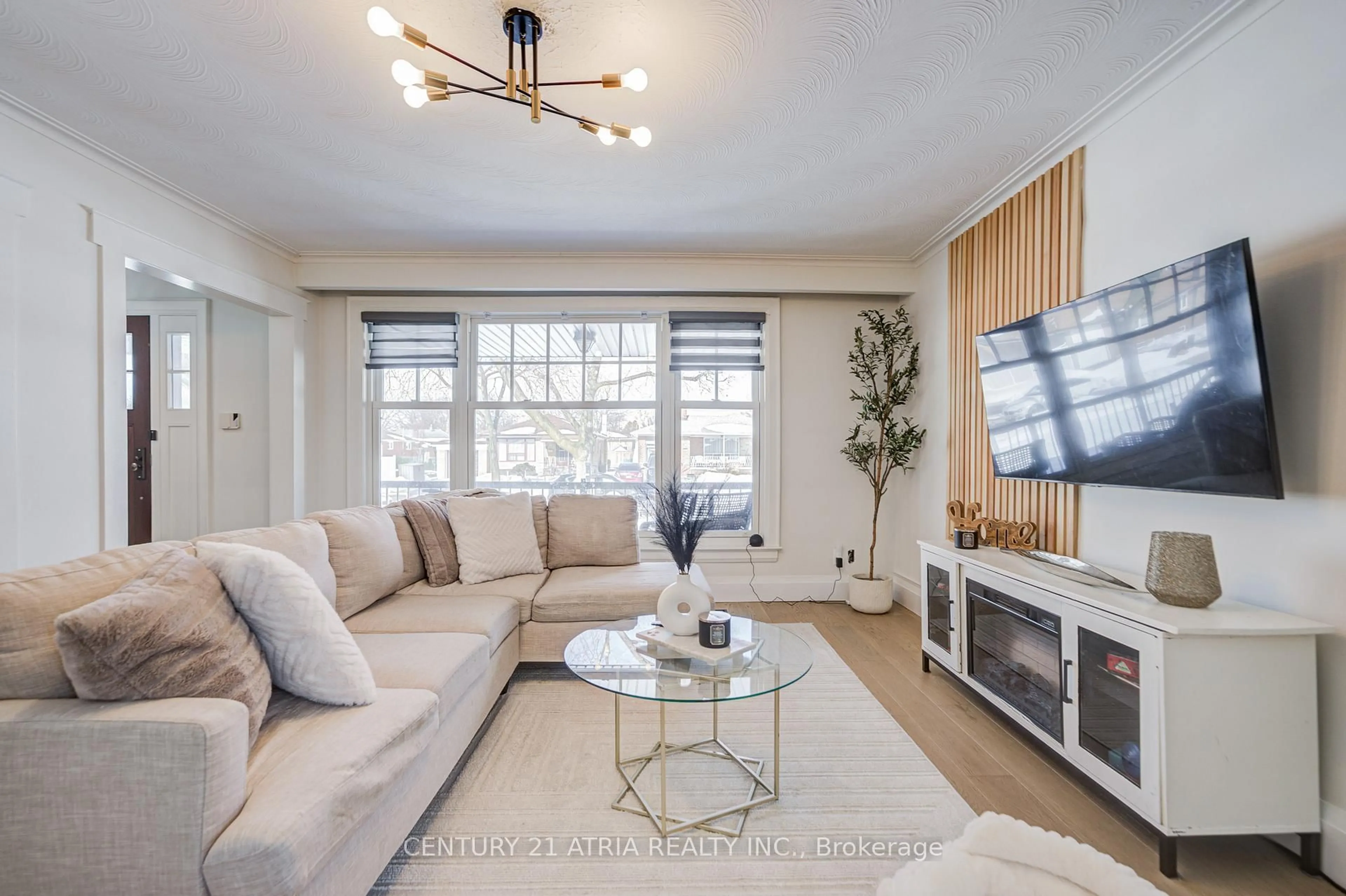 Living room with furniture, unknown for 23 Ladbrooke Rd, Toronto Ontario M3R 2A7