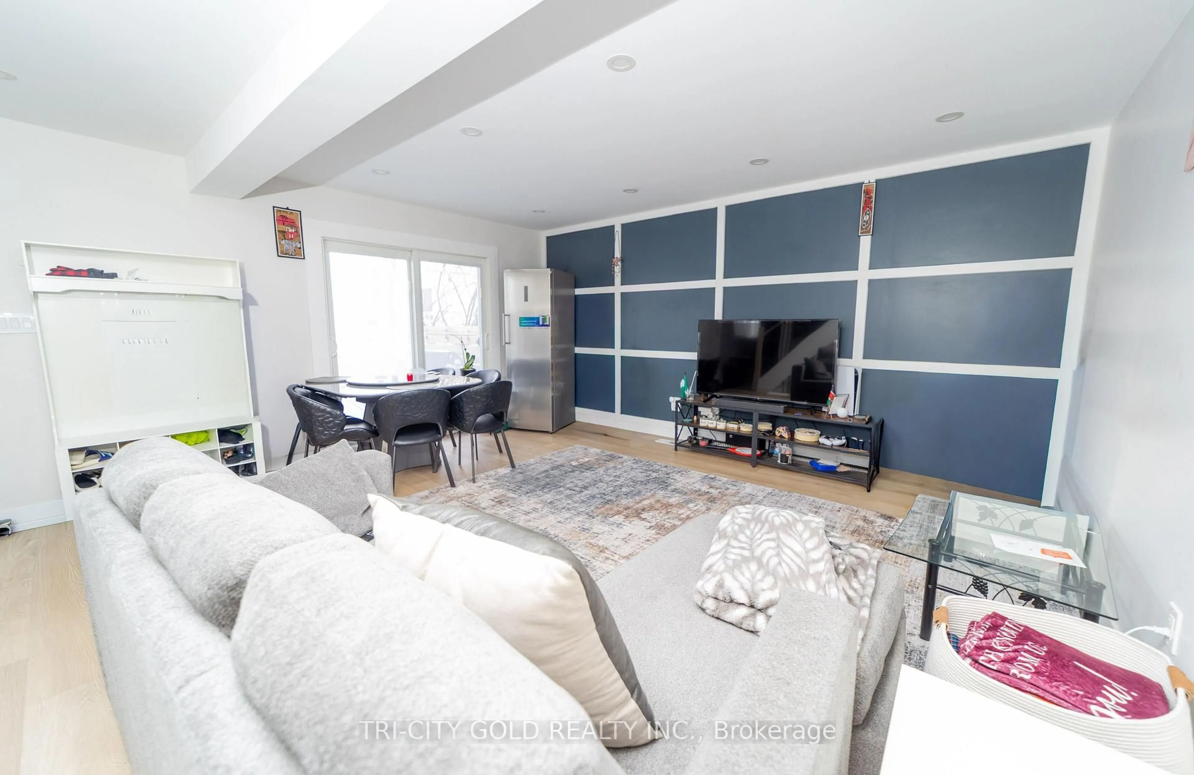 Living room with furniture, unknown for 3 Holmstead Crt, Brampton Ontario L6S 1R9