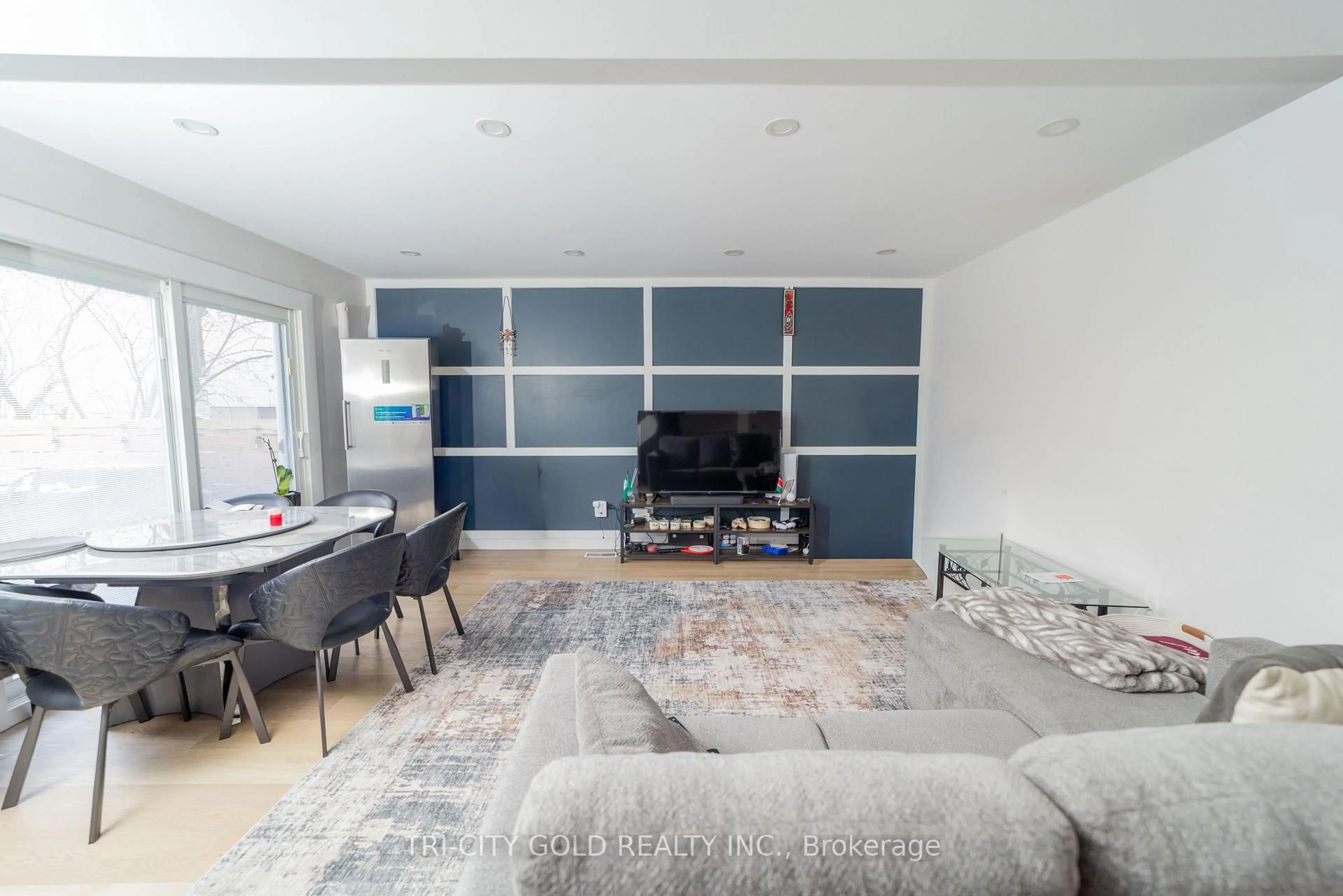 Living room with furniture, unknown for 3 Holmstead Crt, Brampton Ontario L6S 1R9