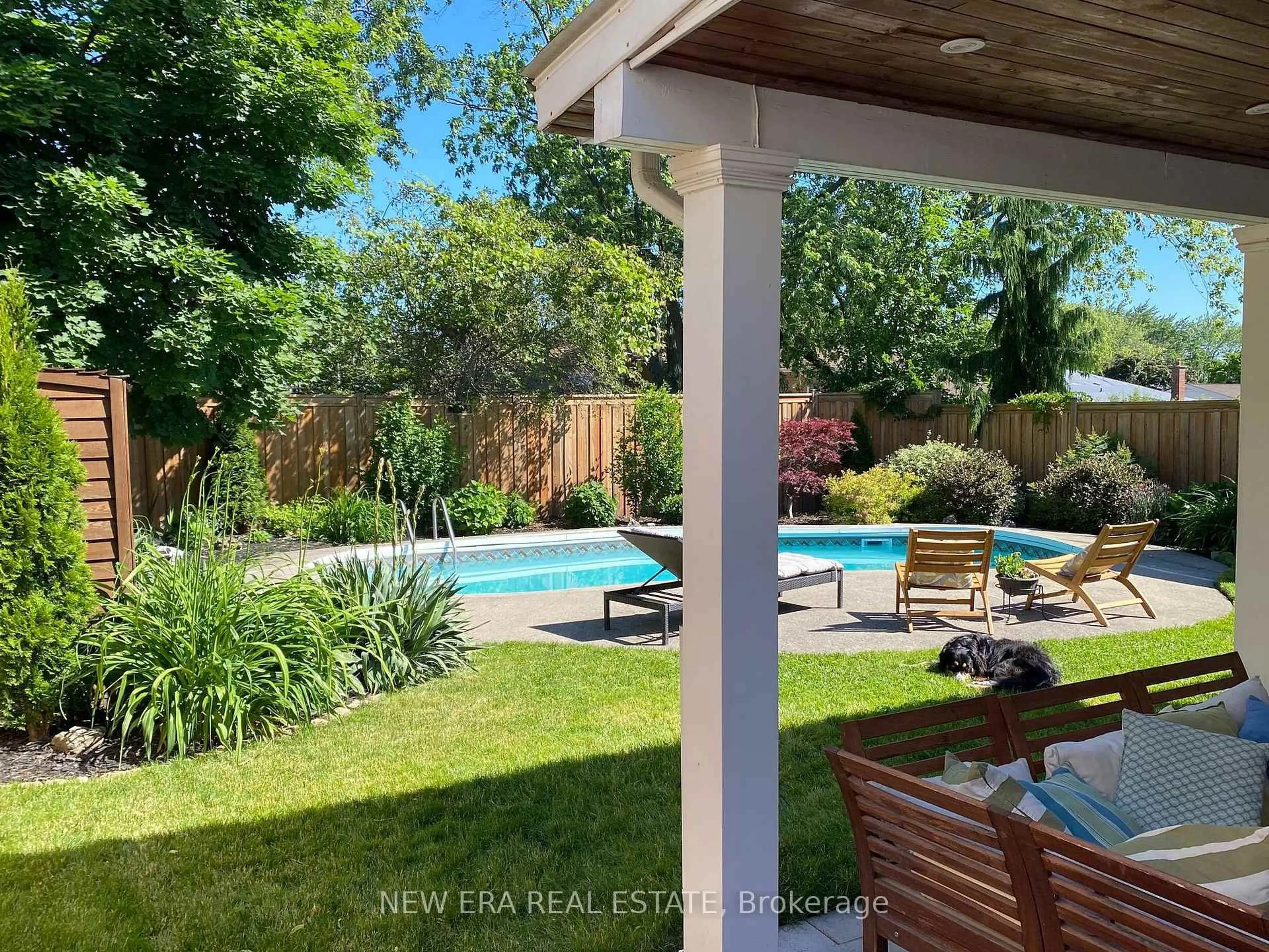 A pic from outside/outdoor area/front of a property/back of a property/a pic from drone, water/lake/river/ocean view for 2611 Truscott Dr, Mississauga Ontario L5J 2B6