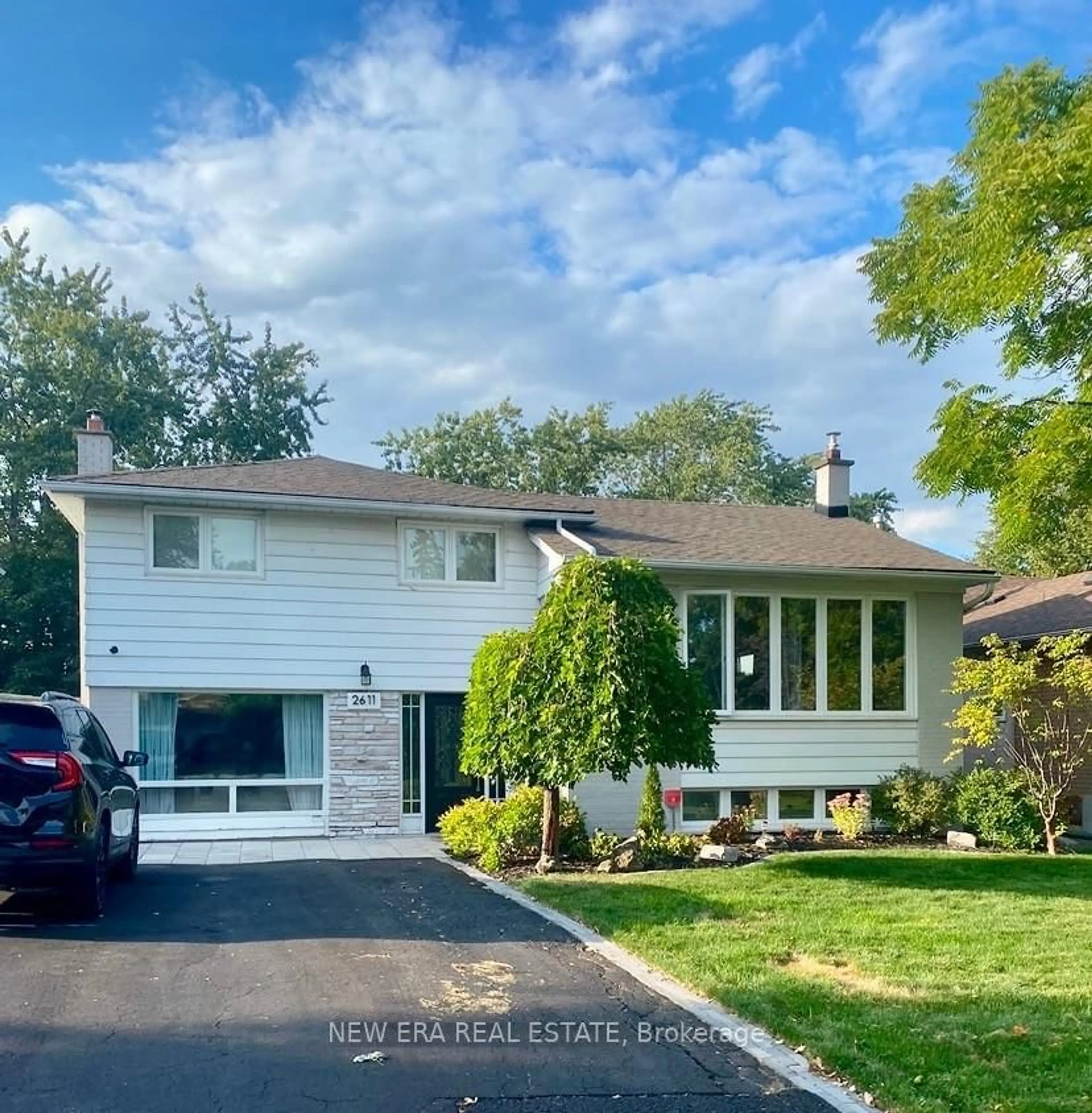 Home with vinyl exterior material, street for 2611 Truscott Dr, Mississauga Ontario L5J 2B6