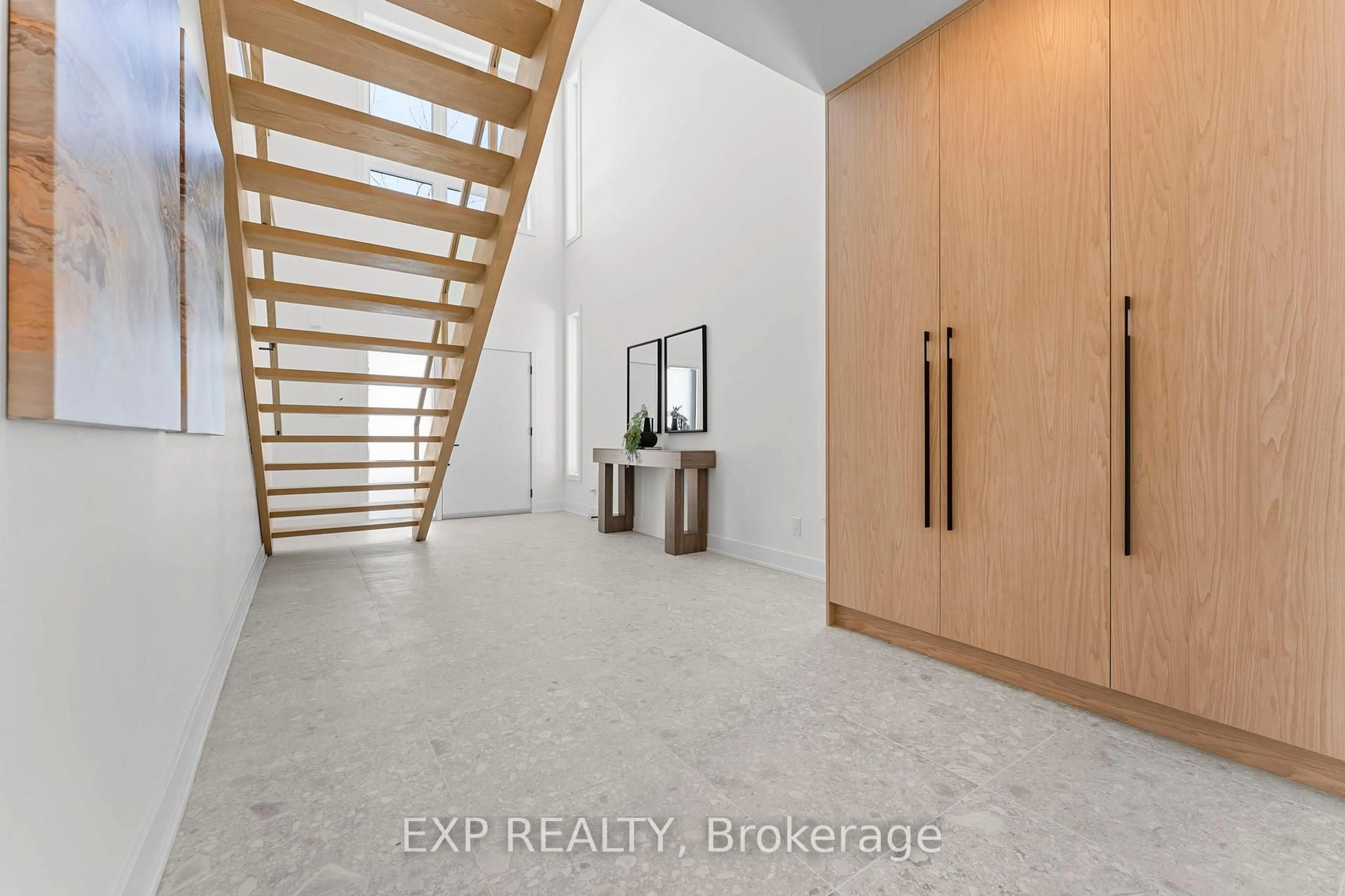 Indoor entryway for 124 Dunbar Rd, Mississauga Ontario L5B 1G7