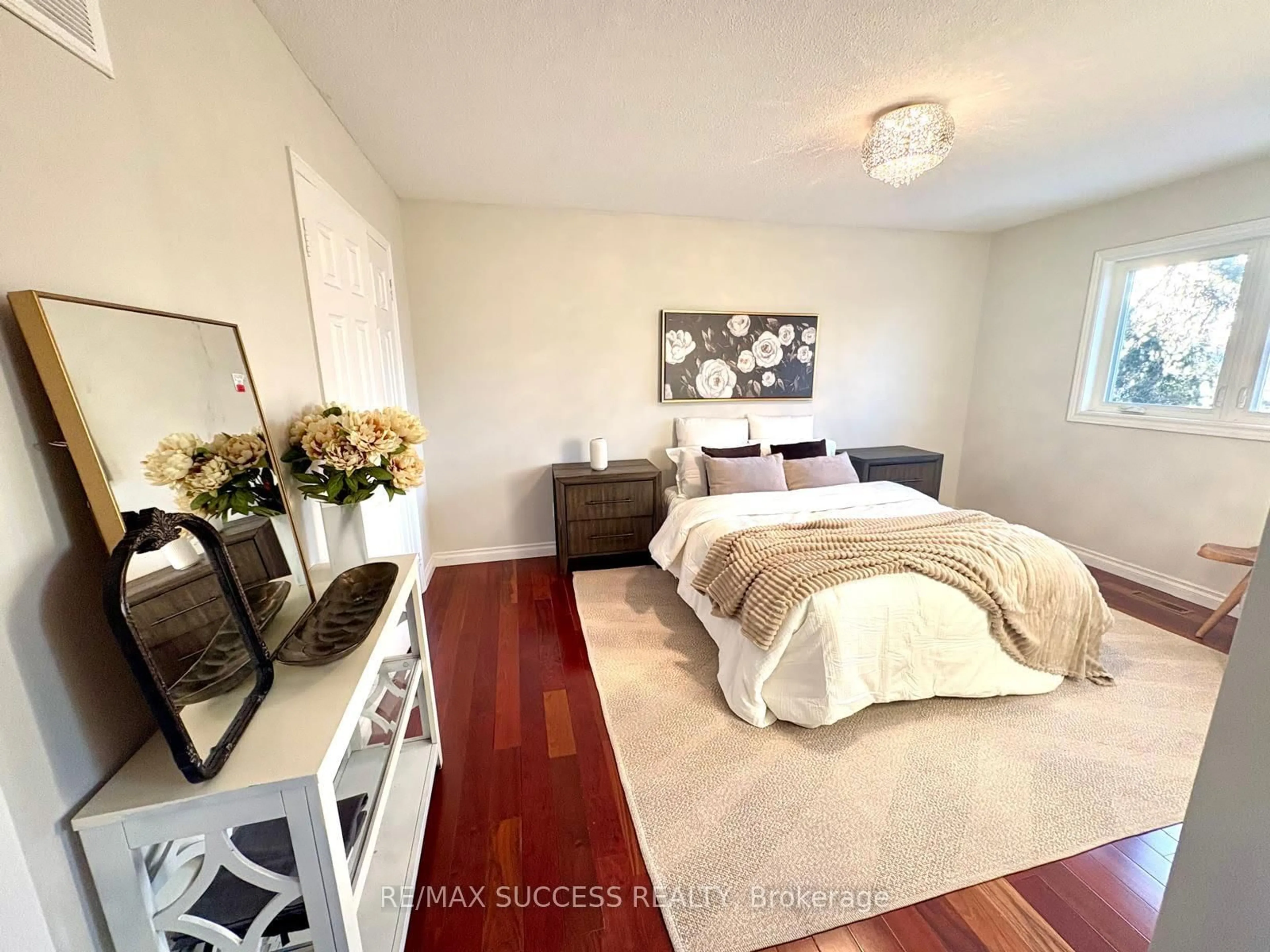 A pic of a room for 6643 Mockingbird Lane, Mississauga Ontario L5N 5K2