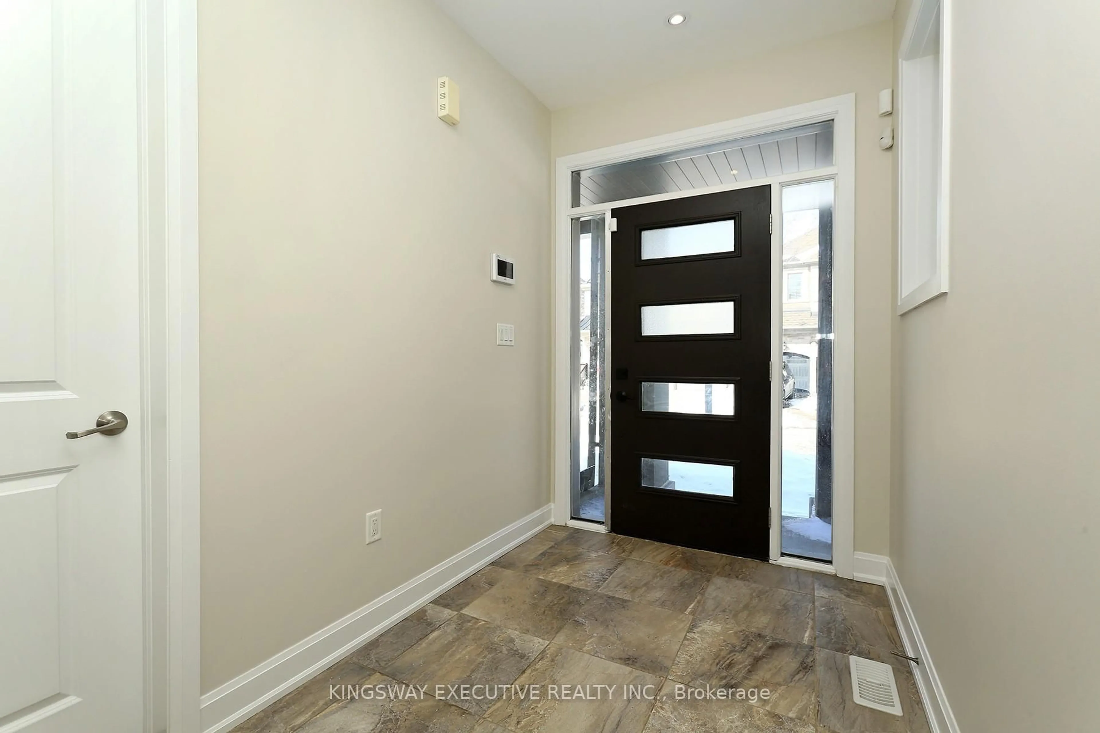 Indoor entryway for 224 Cherryhurst Rd, Oakville Ontario L6H 0W1