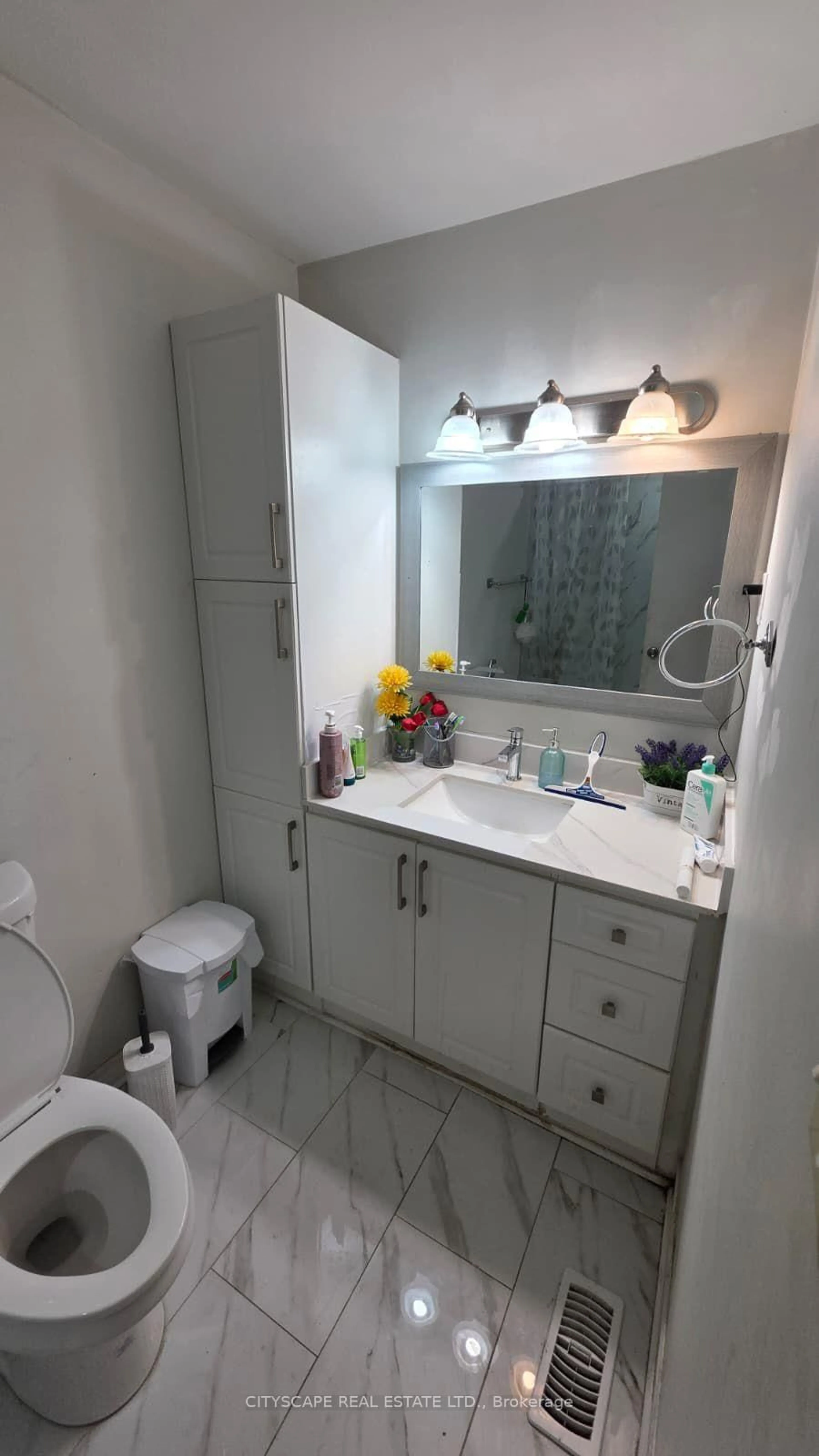 Standard bathroom, ceramic/tile floor for 3113 Mallbridge Cres, Mississauga Ontario L4T 2C5