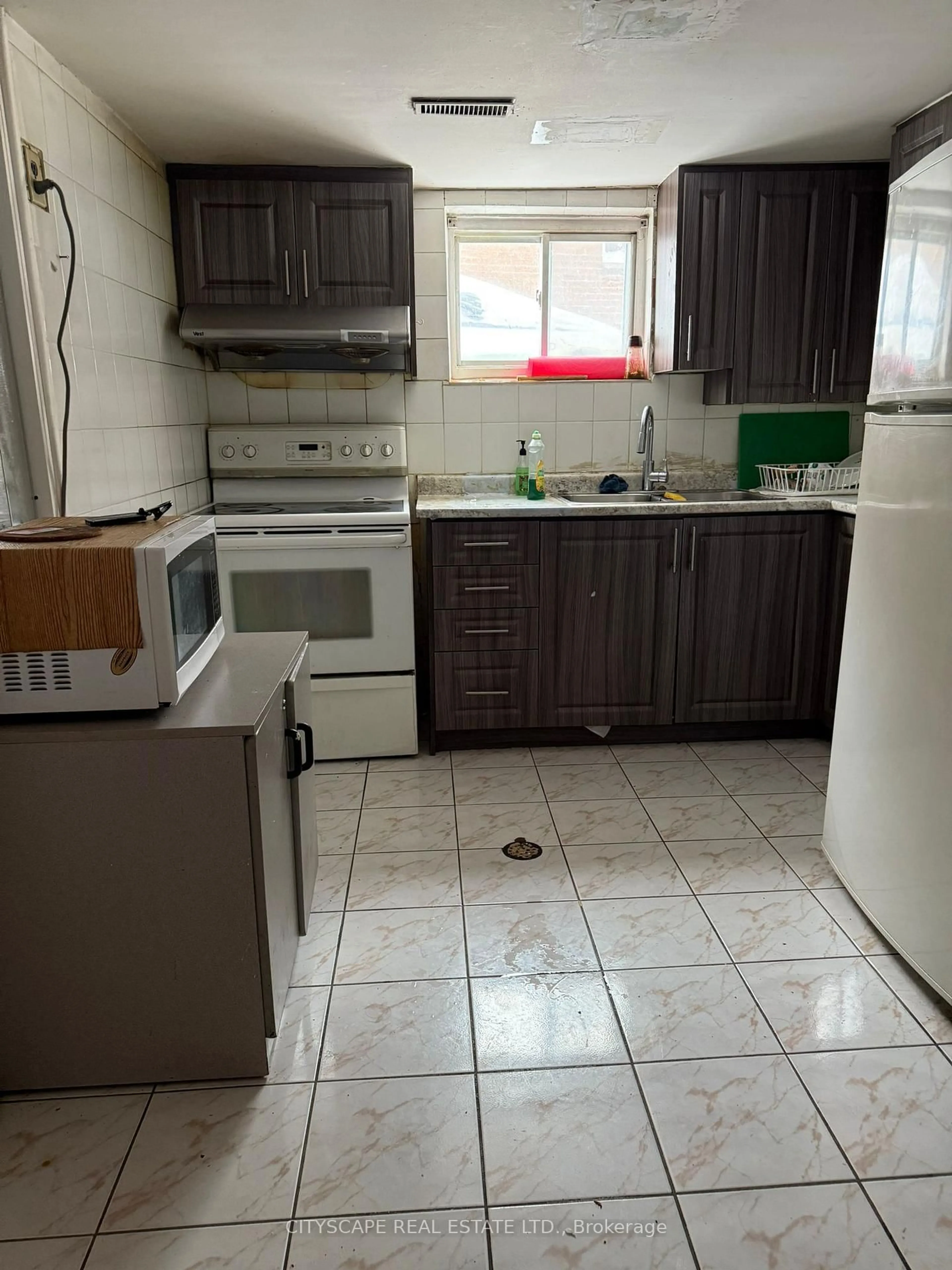 Standard kitchen, unknown for 3113 Mallbridge Cres, Mississauga Ontario L4T 2C5
