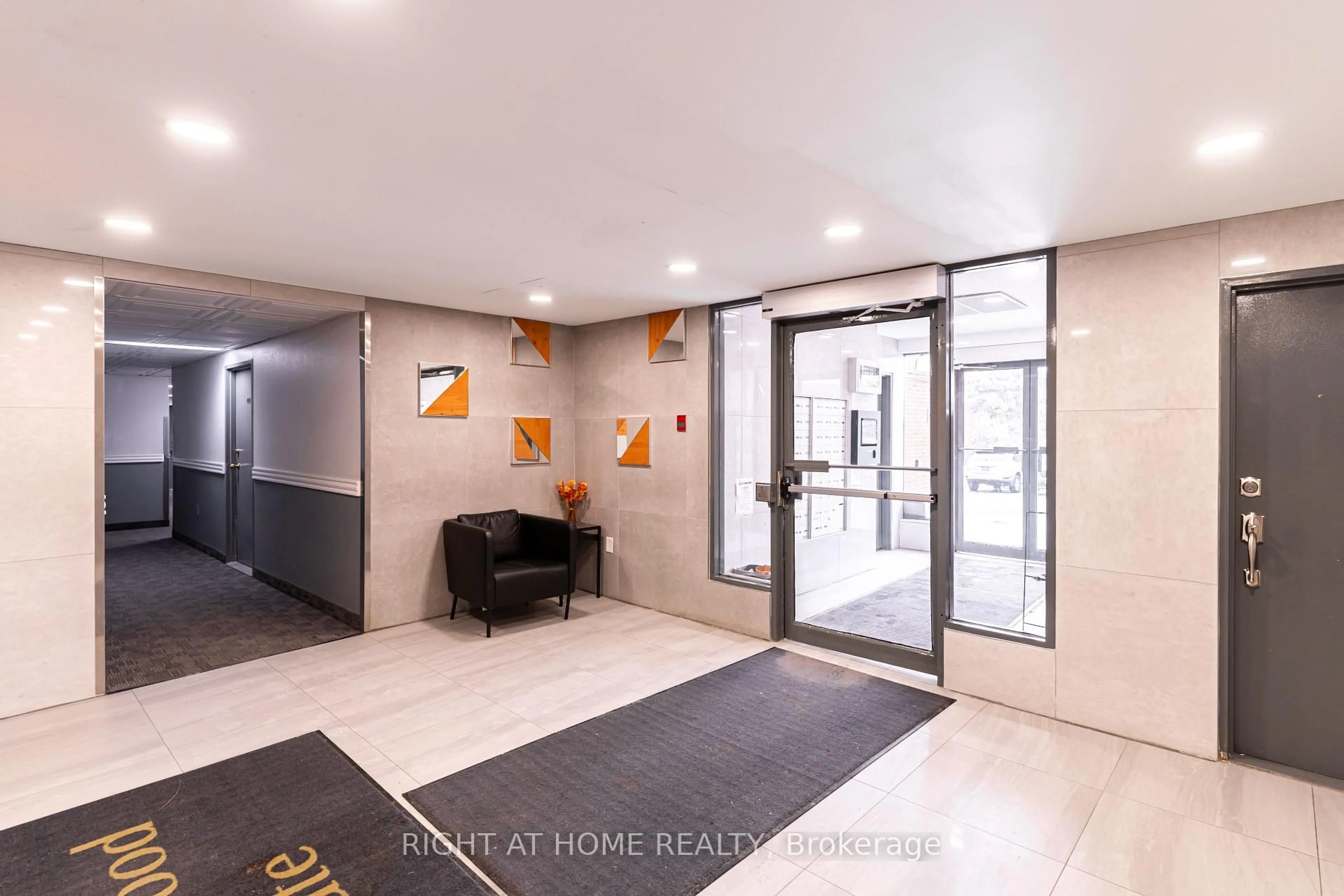 Indoor foyer for 1455 Williamsport Dr #333, Mississauga Ontario L4X 2T5