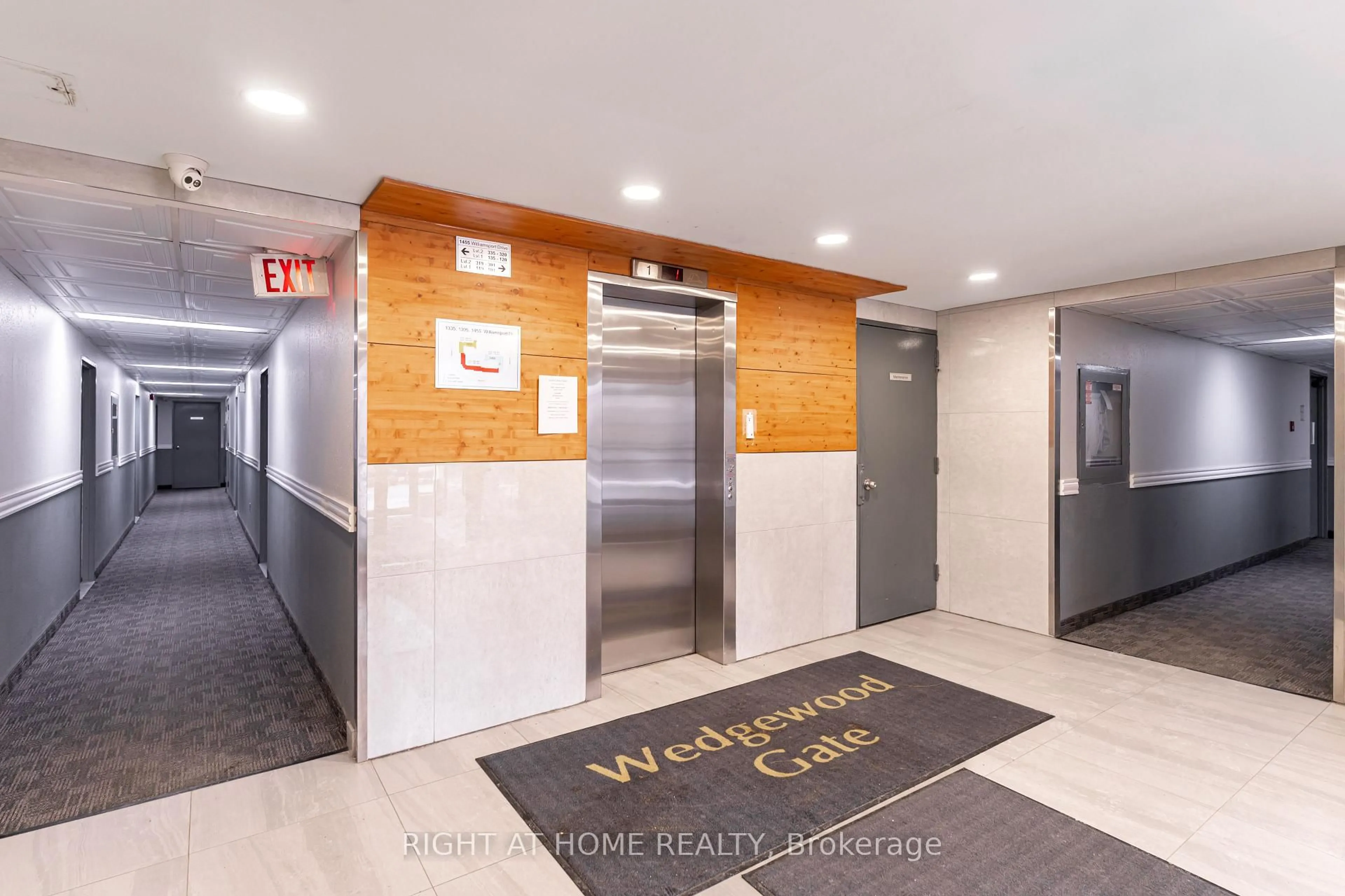 Indoor foyer for 1455 Williamsport Dr #333, Mississauga Ontario L4X 2T5