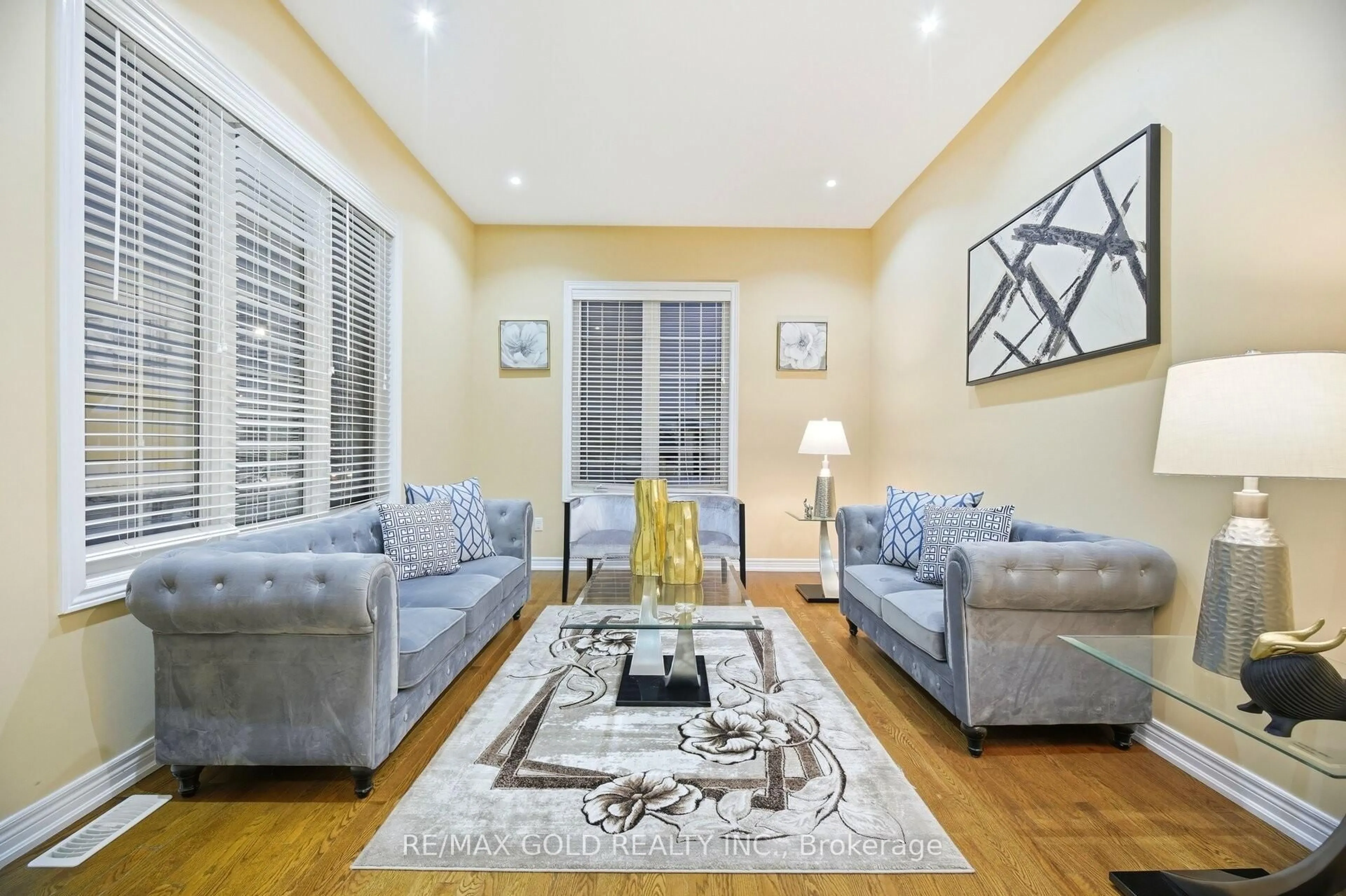 Living room with furniture, unknown for 26 Drummondville Dr, Brampton Ontario L6P 3M9