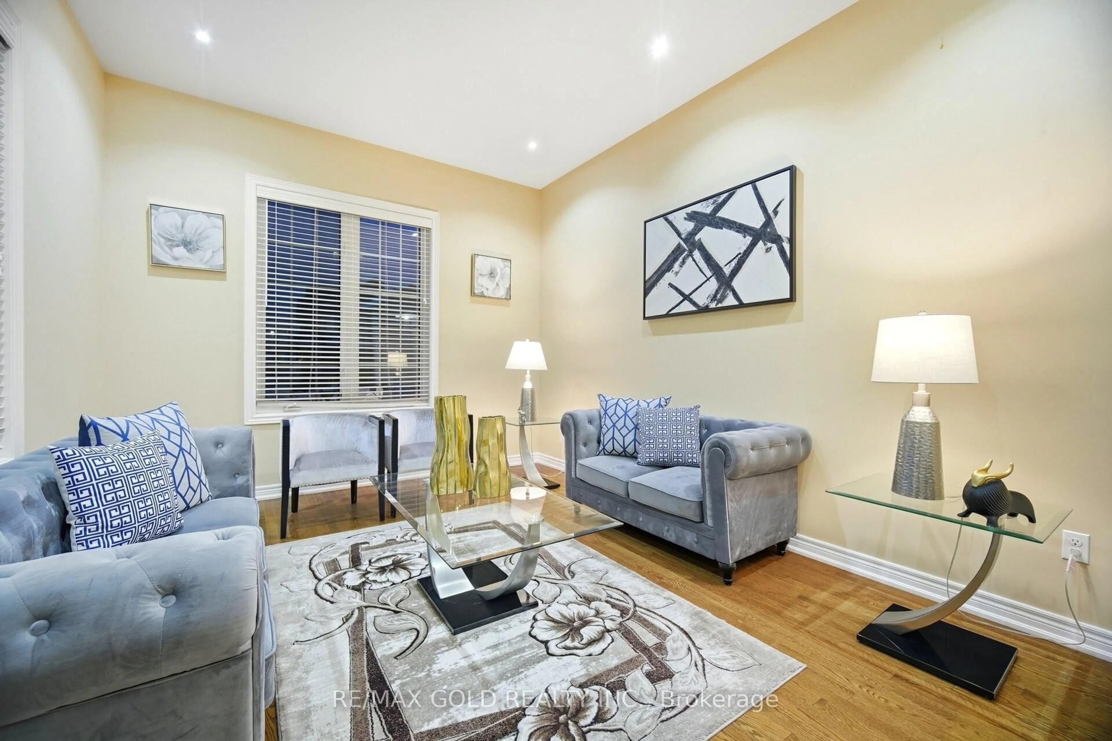 Living room with furniture, unknown for 26 Drummondville Dr, Brampton Ontario L6P 3M9