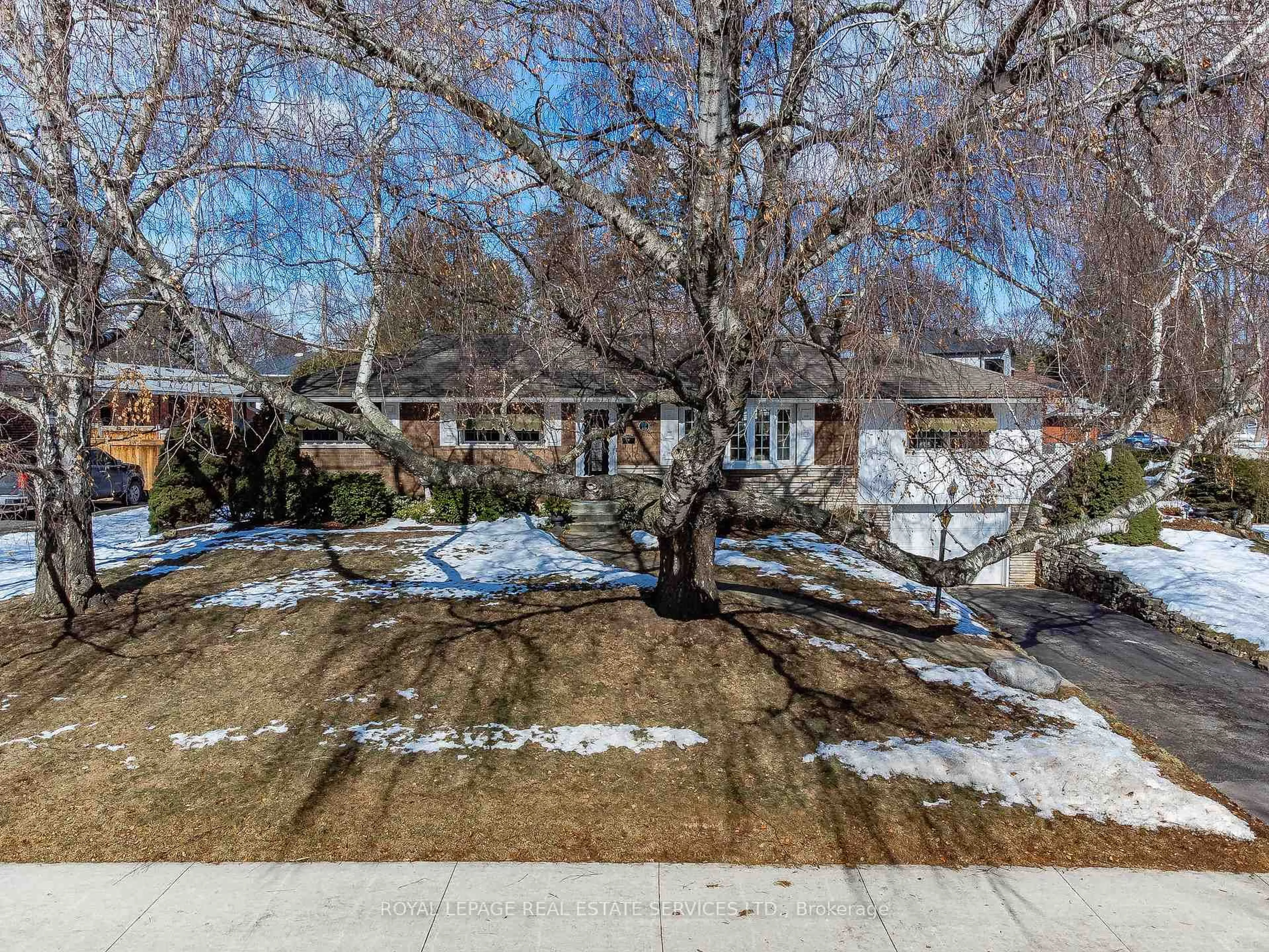 A pic from outside/outdoor area/front of a property/back of a property/a pic from drone, street for 327 Strathcona Dr, Burlington Ontario L7L 2E2