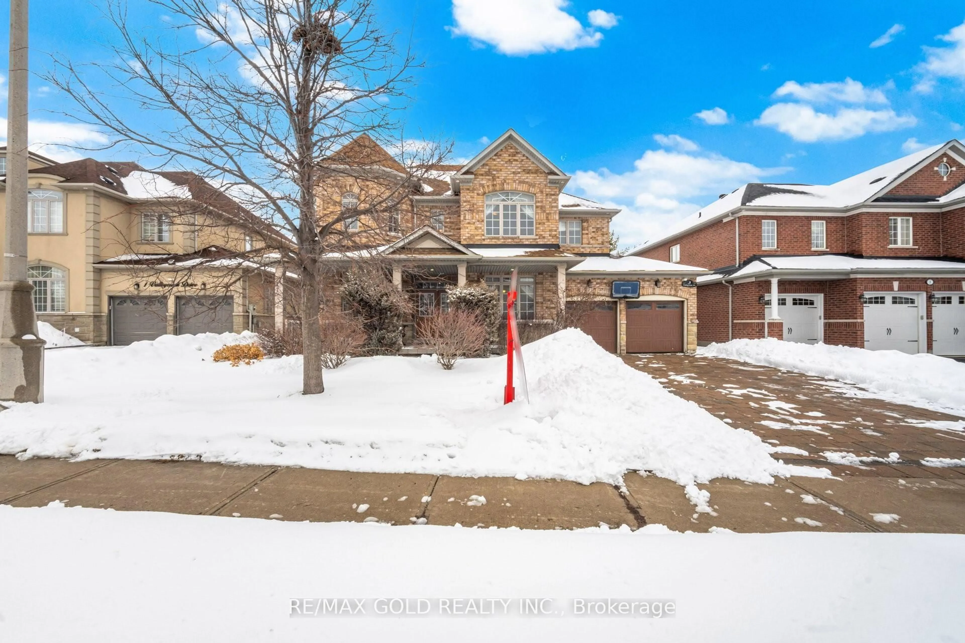 A pic from outside/outdoor area/front of a property/back of a property/a pic from drone, street for 3 Valleycreek Dr, Brampton Ontario L6P 2C2