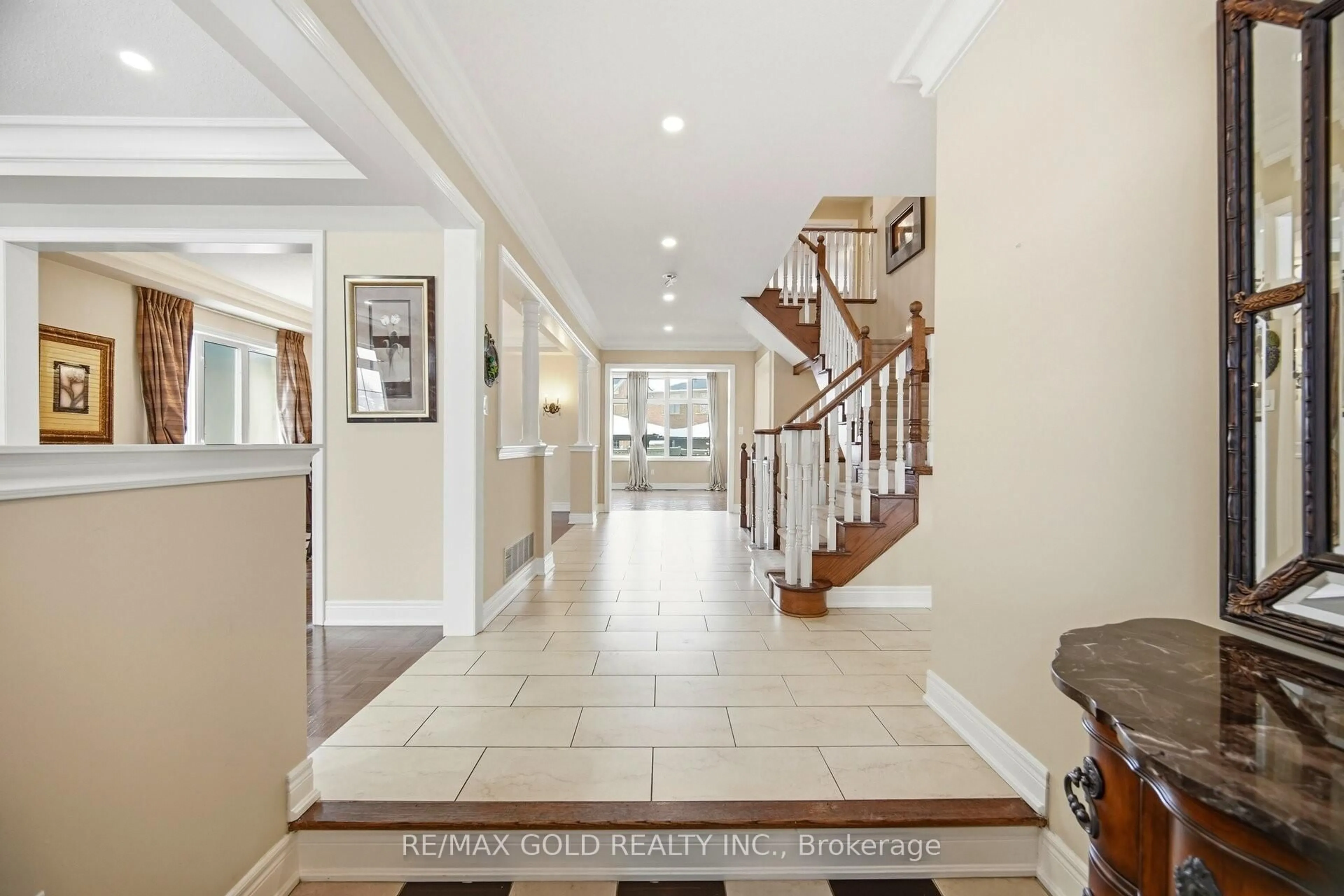 Indoor foyer for 3 Valleycreek Dr, Brampton Ontario L6P 2C2
