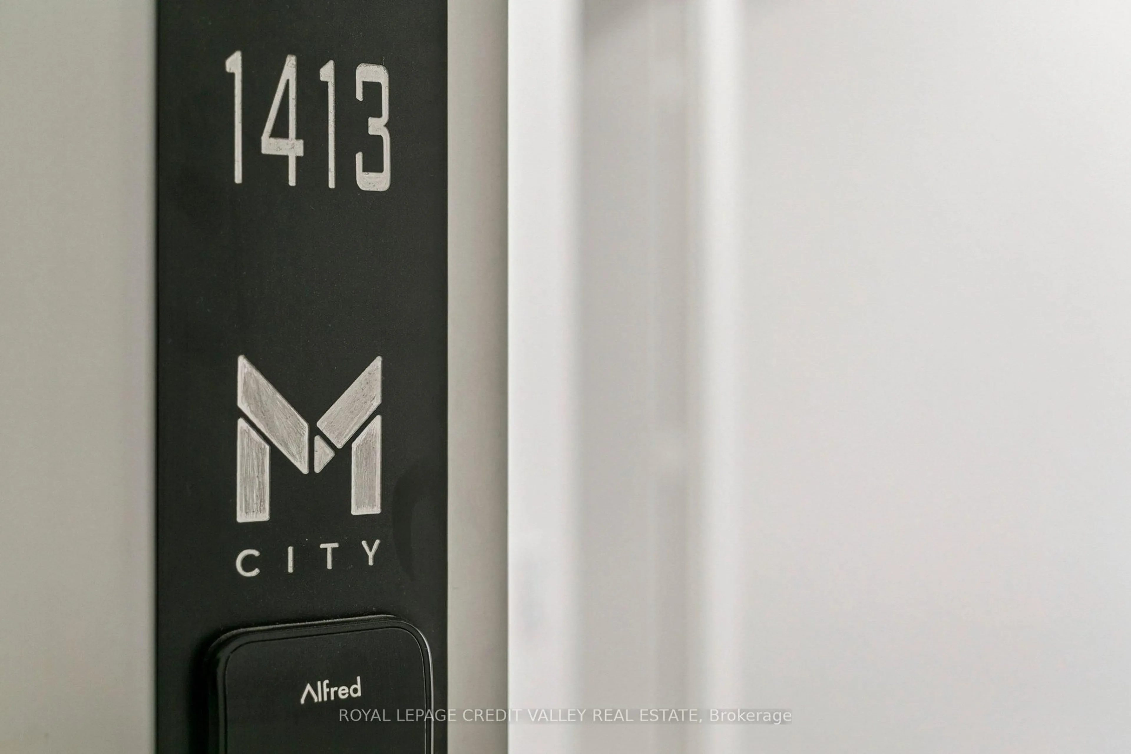 Indoor entryway for 3900 Confederation Pkwy #1413, Mississauga Ontario L5B 0M3