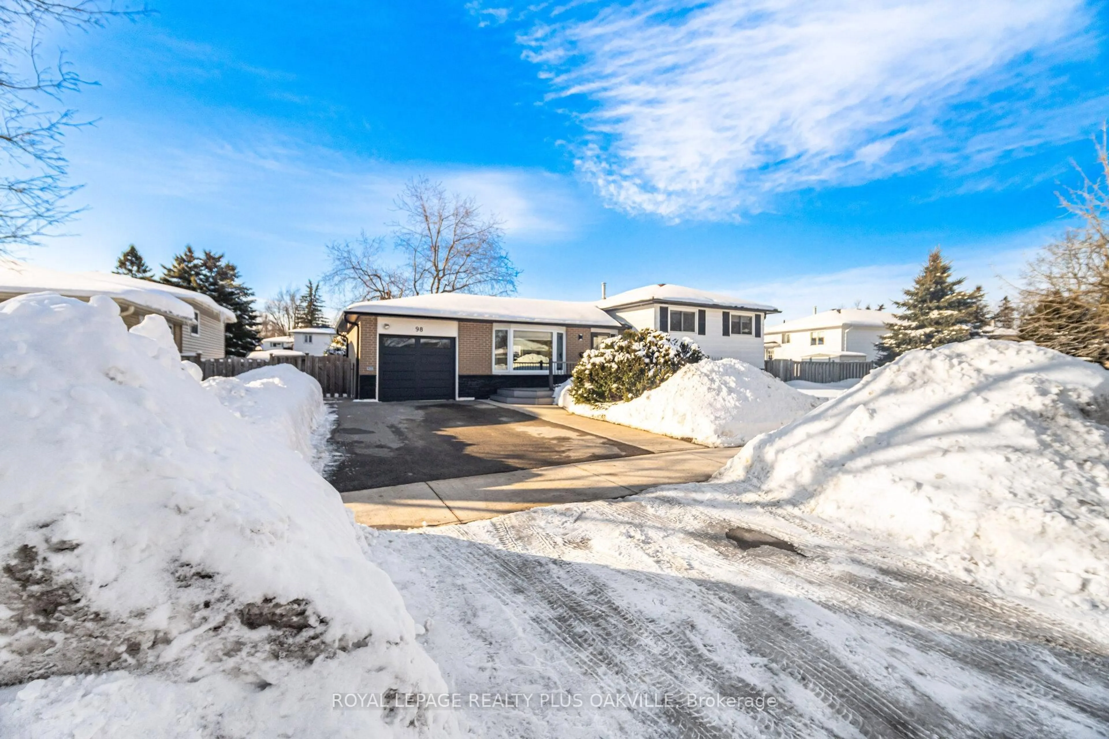 A pic from outside/outdoor area/front of a property/back of a property/a pic from drone, street for 98 Rustic Cres, Orangeville Ontario L9W 1S9
