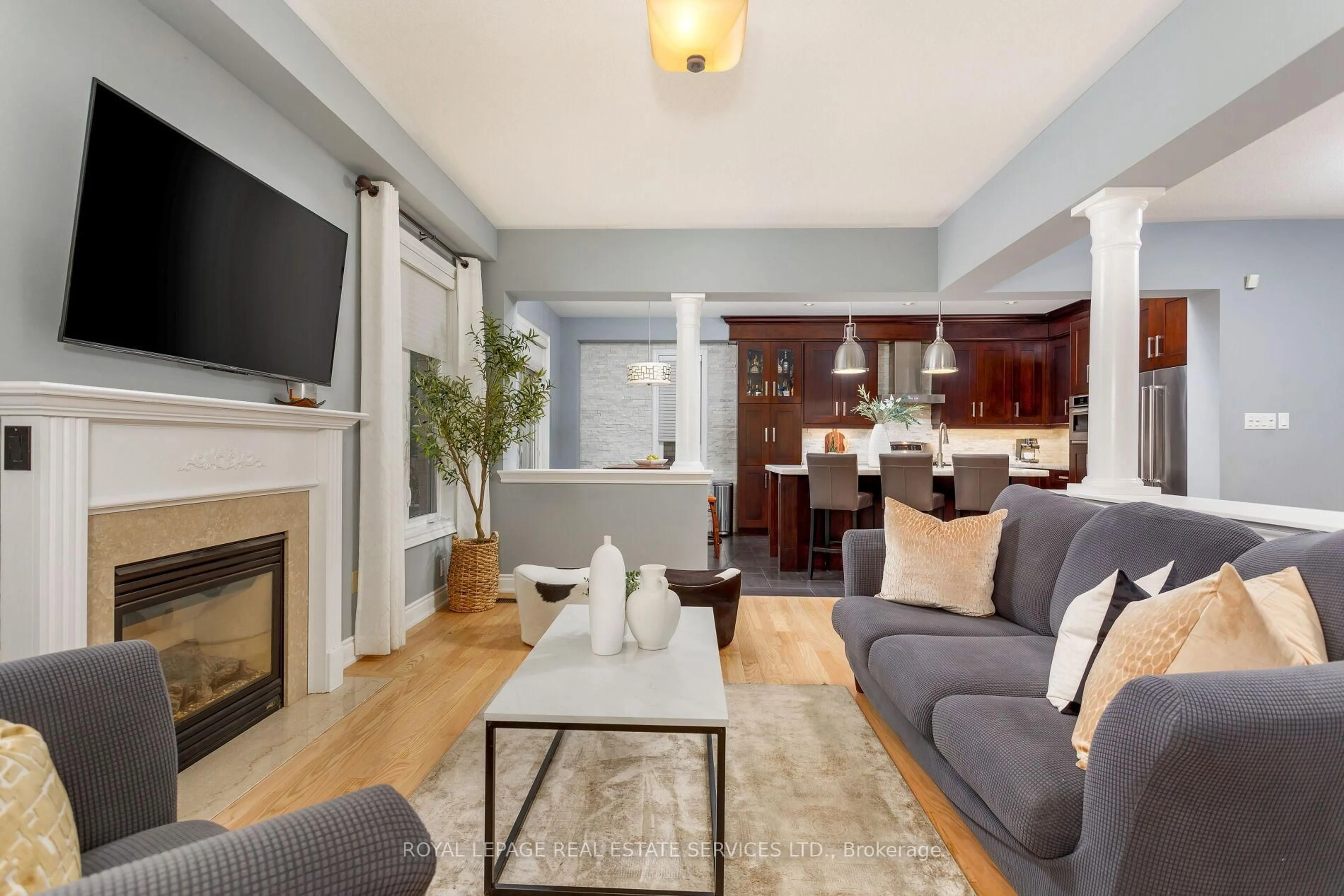 Living room with furniture, unknown for 2299 Millstone Dr, Oakville Ontario L6M 0H1