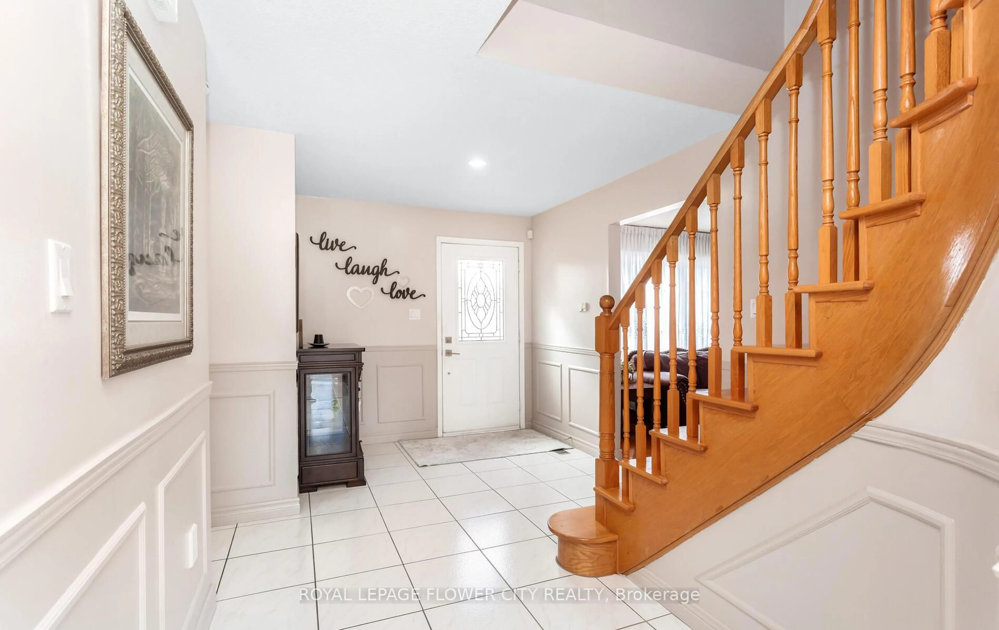 Indoor foyer for 60 Newgreen Cres, Brampton Ontario L6S 4Y5