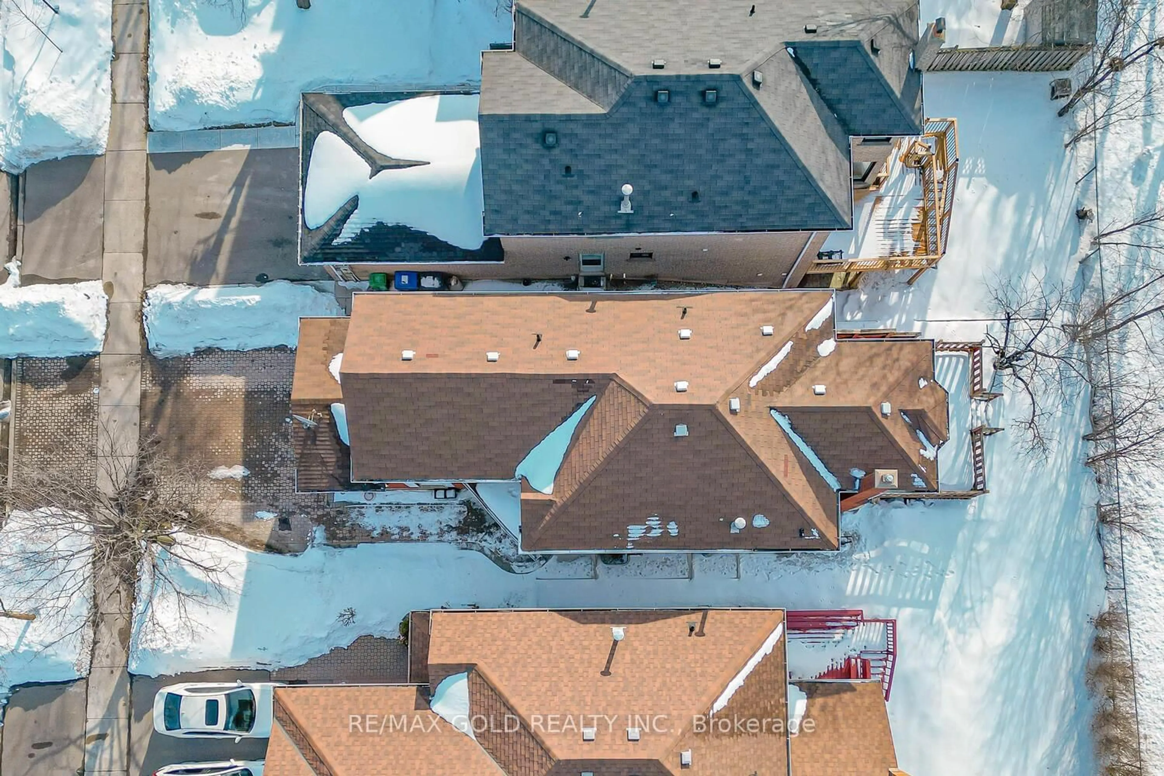 A pic from outside/outdoor area/front of a property/back of a property/a pic from drone, street for 4455 Violet Rd, Mississauga Ontario L5V 1K1