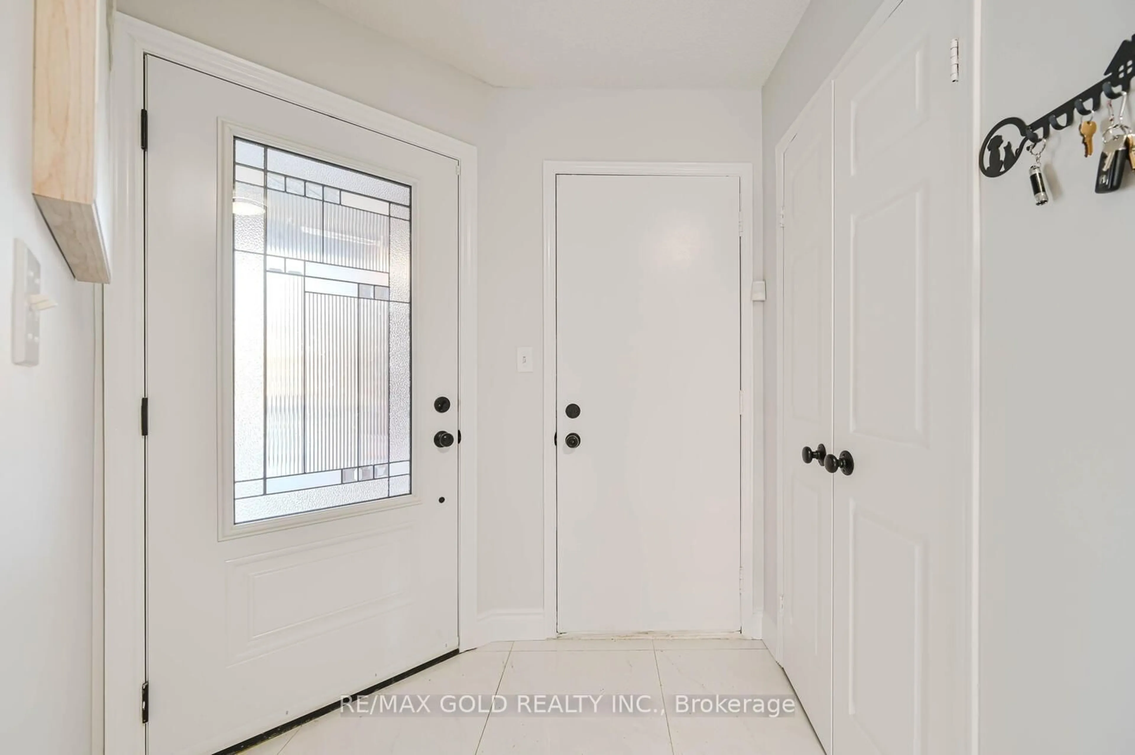 Indoor entryway for 4455 Violet Rd, Mississauga Ontario L5V 1K1